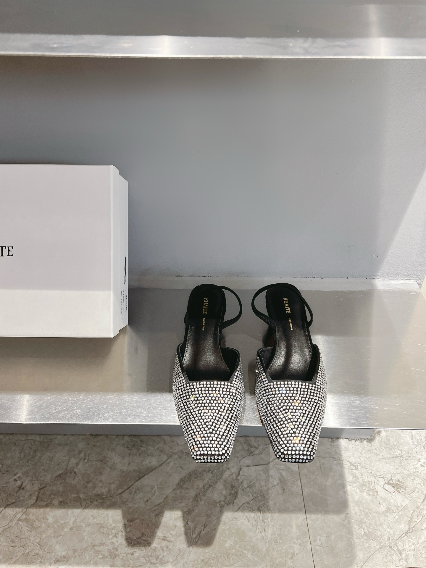 NO:264372,Khaite 25 spring and summer new fashionable slippers ins are popular in the cold style internet celebrity model. Simple is eternal. The must-have asymmetric upper design in summer. The clean, neat and simple shoe shape is timeless!  Go material The upper is made of imported cowhide/silk diamonds, inner foot pads, imported lambskin Italian leather outsole Size 35-39 (40 customized) Cowhide model, sandals, sandals, slippers, cowhide, sheepskin, Leather soles19860909Khaite 25春夏新品时髦拖鞋 ins蹿红的冷淡风网红款,简单即是永恒,夏天必备款不对称鞋面设计,干净利落又简约不失设计感的鞋型,不过时！ Go 材质 鞋面采用进口牛皮/烫钻 内里垫脚进口小羊皮 意大利真皮大底 码数35-39（40定制） 牛皮款 烫钻款,凉鞋,sandals,slippers,cowhide,sheepskin,Leather soles,Women's Shoes