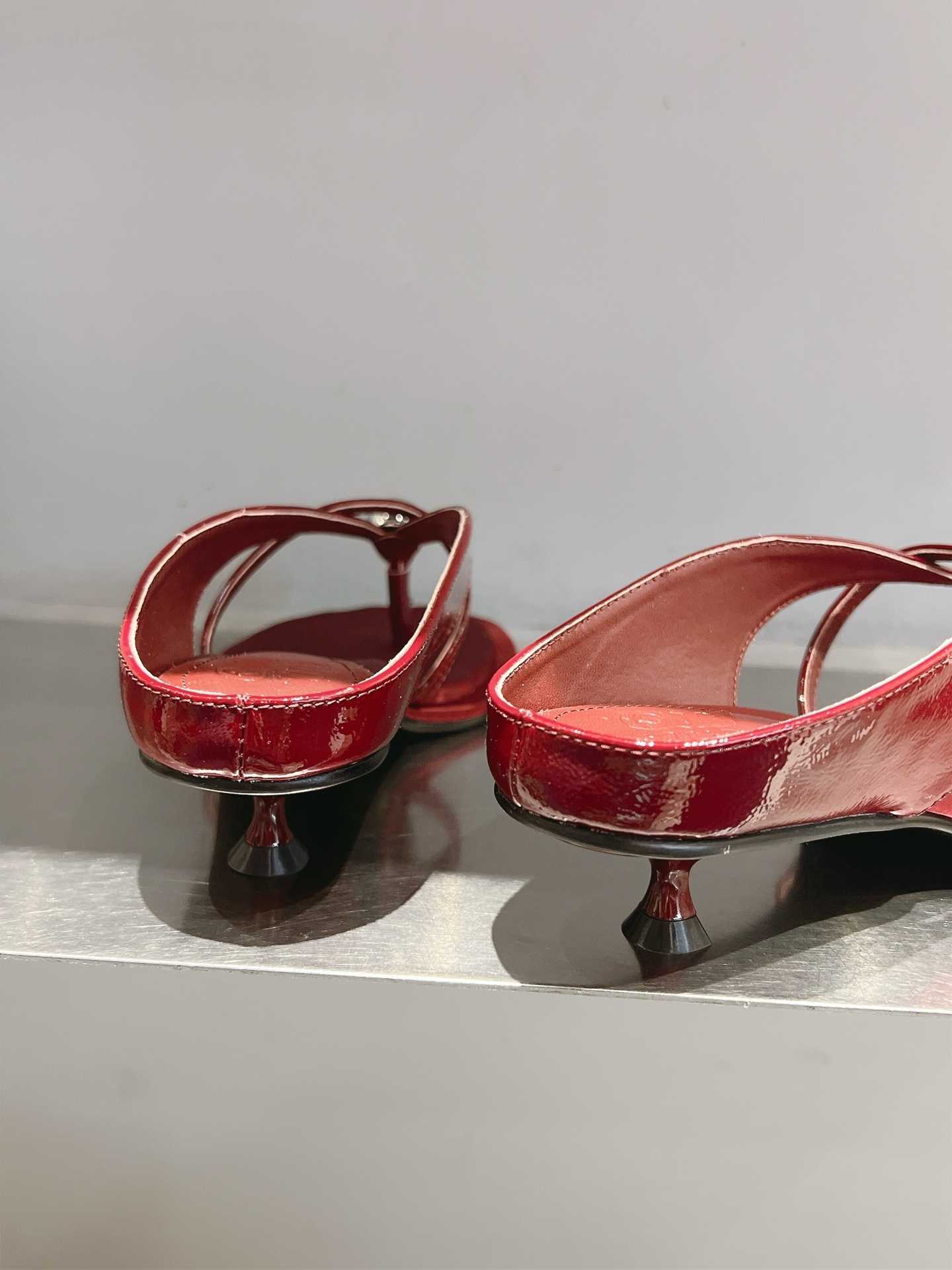 Unique Nature-Inspired Goldball Shoes with Spherical Metal Decorations - 图片 7
