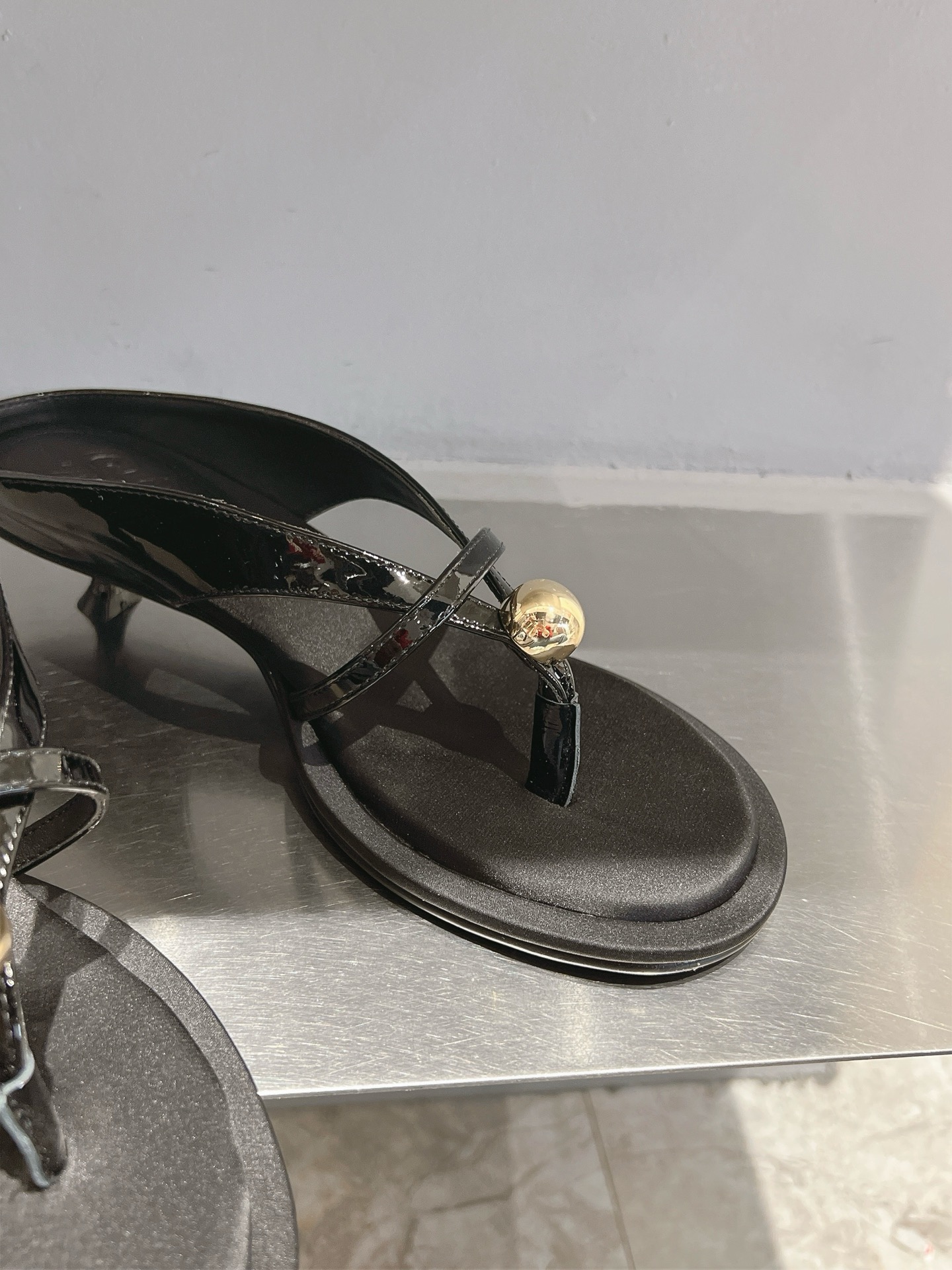 Nature-Inspired Goldball Shoes with Unique Metal Decorations - 图片 7