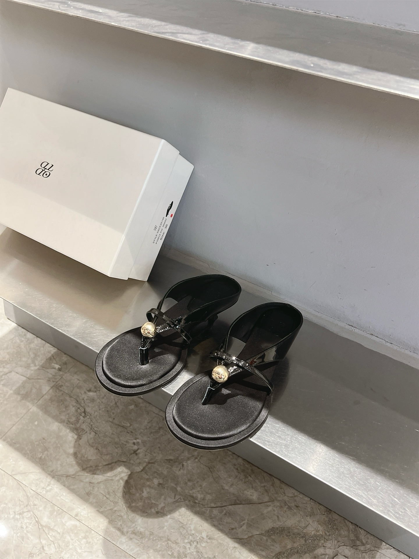 Nature-Inspired Goldball Shoes with Unique Metal Decorations - 图片 5