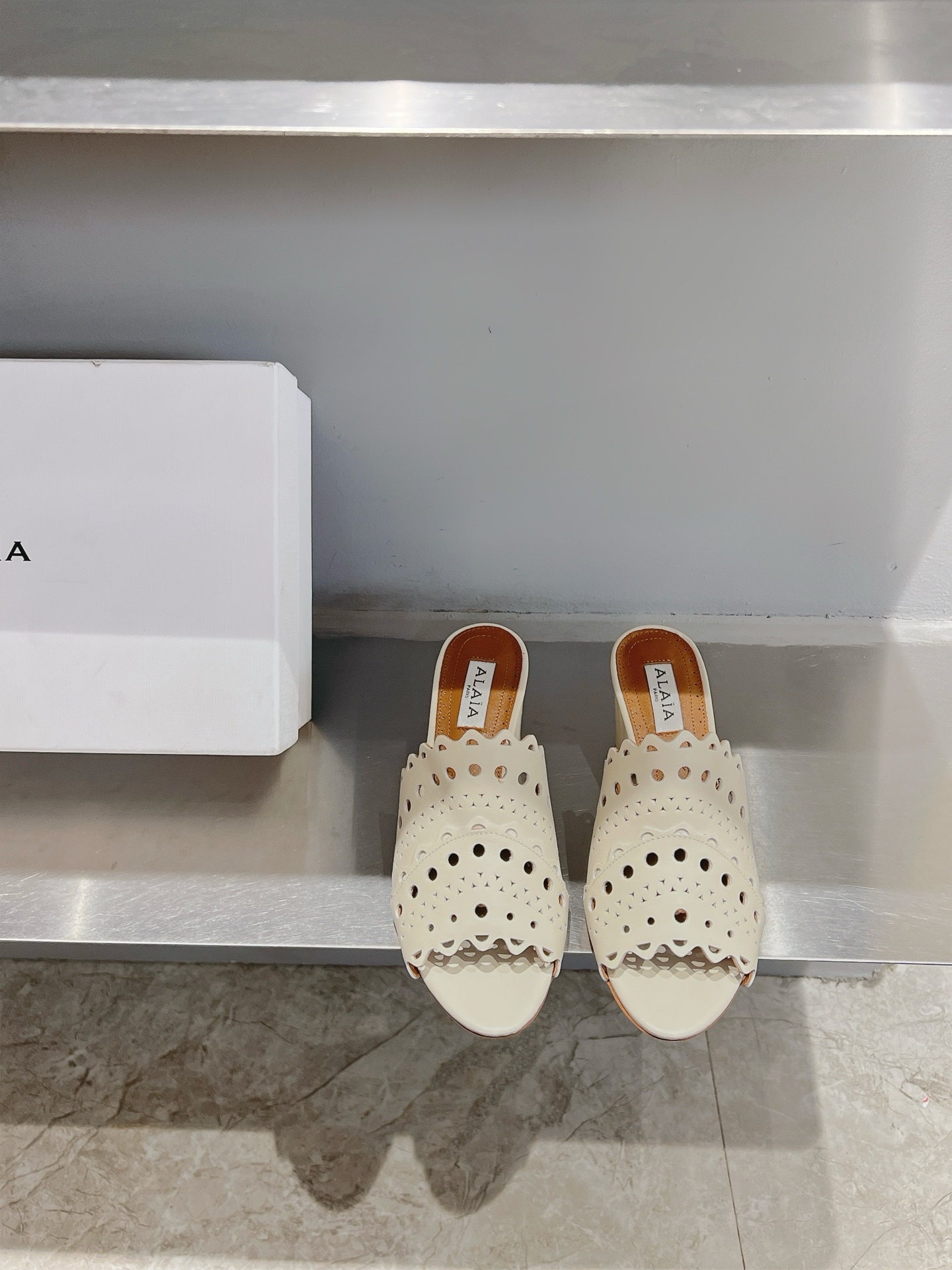 NO:257999,ALAIA｜French high-end first-line high-end high-end brand hollow high-heeled sandals super fairy AzzedineAlaia: The last craftsman in the fashion industry Original custom cowhide inner sheepskin sole genuine leather outsole Size 35-39 (40.41.42. Customized), slippers, alaia, slippers, cowhide, sheepskin, Leather soles19860909ALAIA｜法国高端一线高定品牌 镂空高跟凉拖超仙女 AzzedineAlaia:时尚界最后的手艺人 鞋面原版定制牛皮 内里羊皮 鞋底真皮大底 码数35-39（40.41.42.定制）,拖鞋,alaia,slippers,cowhide,sheepskin,Leather soles,Women's Shoes