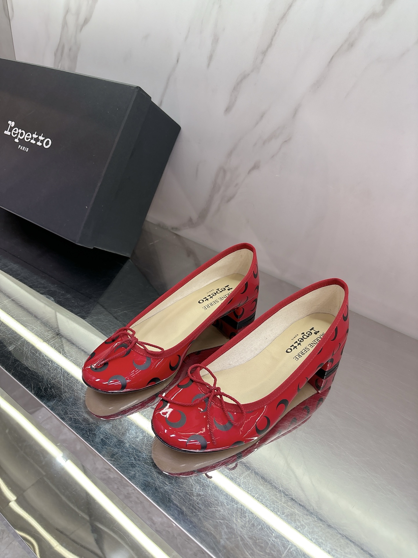 NO:227266,Marine serre x Repetto early spring new co-branded style Crescent printed light-mouth ballet shoes inexplicably stepped on my aesthetics. They look good and easy to wear and look like a ballet princess. The pair of cowhide fabric, sheepskin lining, Italian imported genuine leather soles, size 35-39# (40 customized, no return or exchange) Flat sole Medium heel, ballet shoes, cowhide, sheepskin, Leather soles19860909Marine serre x Repetto早春新款联名款 月牙印花浅口芭蕾舞鞋莫名踩在我的审美上了,一副好看又好穿的样子穿上就是芭蕾公主啦,对版牛皮面料,羊皮内里,意大利进口真皮大底,码数35-39#（40订做不退换） 平底 中跟,芭蕾舞鞋,cowhide,sheepskin,Leather soles,Women's Shoes