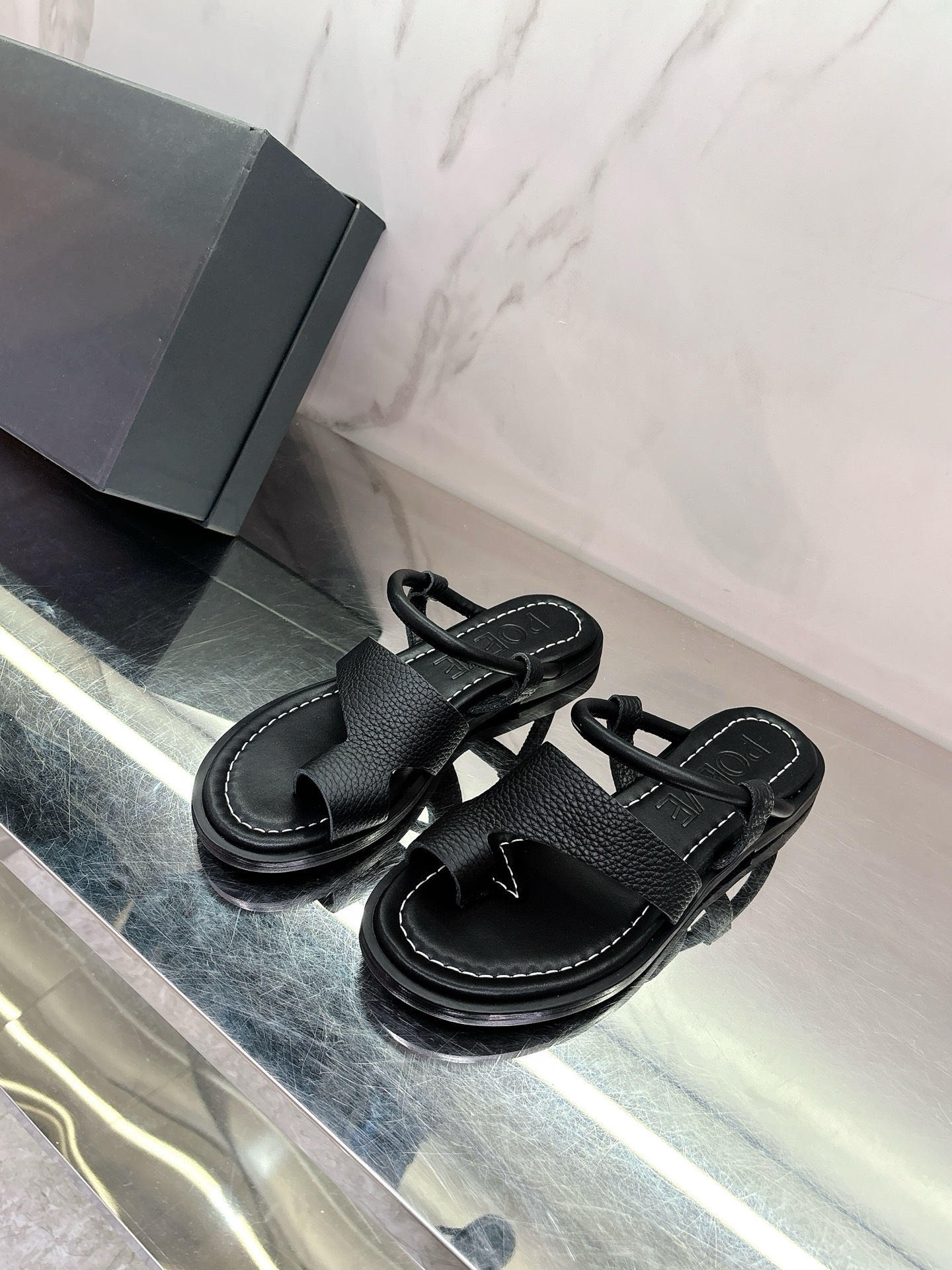 NO:232783,POEVE2025 spring and summer new clip-toe slippers summer is here, how can fashionable little guys not have this most in-depth fashion item this summer? Pair of lychee pattern cowhide fabric, sheepskin inner lining, private mold rubber wear-resistant and non-slip sole, size 35-39# (40# custom made without return and exchange), split-toe shoes, slippers, cowhide, sheepskin19860909POEVE2025春夏新款夹趾拖鞋夏天已经来啦,时髦的小主们怎么能没有这个今夏最in的时尚单品加特呢对版荔枝纹牛皮面料,羊皮内里,私模橡胶耐磨防滑大底,尺码35-39#（40#订做不退换）,分趾鞋,slippers,cowhide,sheepskin,Women's Shoes