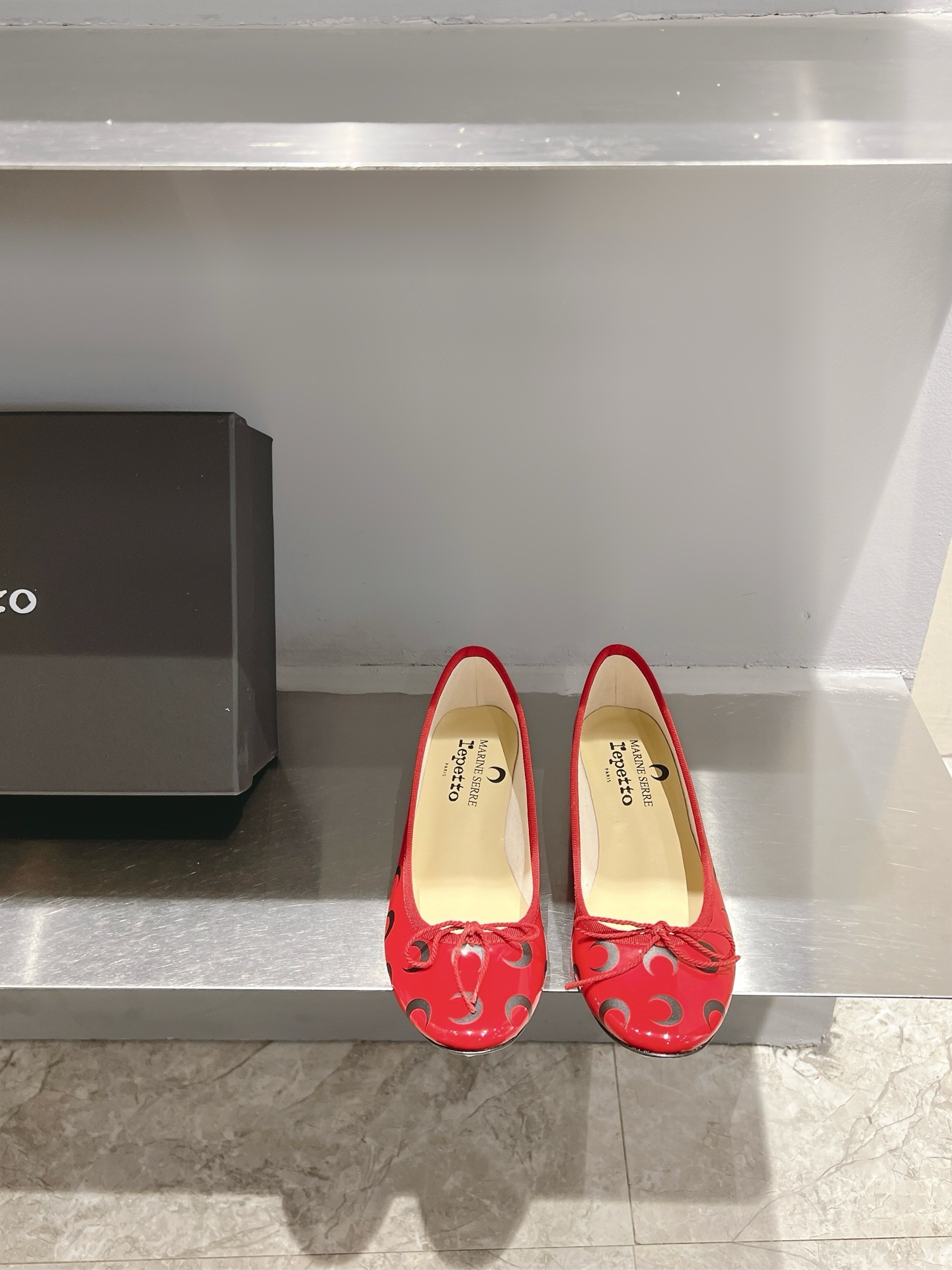 NO:257986,The Moon God Arrives - Marine serre x Repetto co-branded model The moon logo is printed on the toe and insole!  It feels comfortable and slimming on your feet. It looks good with whatever you want!  Fairies, limited edition (limited quantity) #skp #niche fashionable shoes #ballet shoes cowhide upper, genuine leather sole, original one-to-one-to-one size custom size 35-42 (40.41 custom made) flat heel, mid-heel, ballet shoes, cowhide19860909月神降临-Marine serre x Repetto联名款 鞋头和鞋垫里面都印了月亮的标志！ 上脚脚感舒适显瘦 配啥啥好看哈！ 仙女们冲 限量款（数量有限） #skp #小众时髦鞋子 #芭蕾舞鞋 牛皮鞋面,真皮鞋底,原版一比一定制 码数35-42(40.41定做) 平跟 中跟,芭蕾舞鞋,cowhide,Women's Shoes