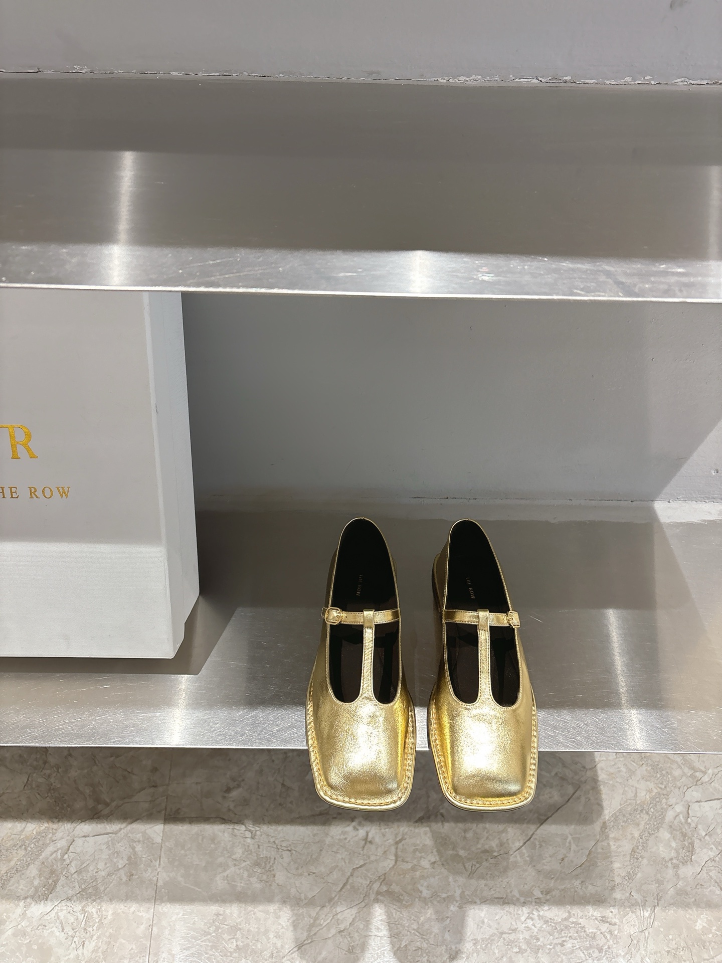 NO:257990,The Row 25ss square-head T-shaped flat-sole Mary Zhen. Two pairs of golden beauty need to be shared immediately. Super soft and glutinous leather, not tired when walking wild, super comfortable with soft sole. The big and square-head super personality. Therow-style, old-fashioned style. Imported sheepskin on the upper, inner sheepskin. Outsole rubber sole, ballet shoes, mary jane, sheepskin19860909The Row 25ss方头T字带平底玛丽珍 两双金灿灿的美丽需要立马分享 超级软糯的皮子,暴走不累,软底的超级舒服 大方头超级个性 Therow风十足 老钱风满满 鞋面进口羊皮 内里羊皮 大底橡胶大底,芭蕾舞鞋,mary jane,sheepskin,Women's Shoes