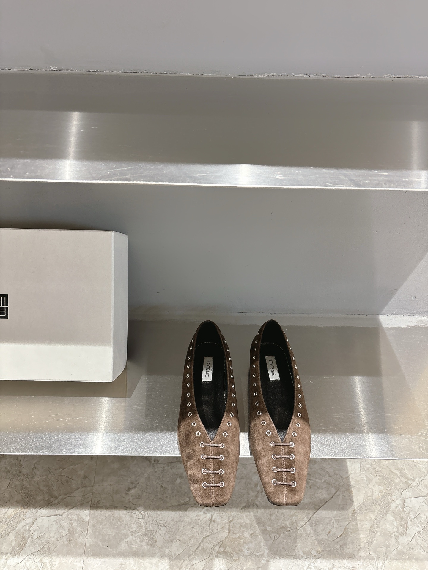 NO:257985,Toteme 25ss early spring new small square-toed suede flat loafers. This new model is really simple and high-end. The rivets and straps are avant-garde and fashionable. The niche and tasteful flat sole is simply comfortable. Wear it effortlessly!  Suede upper, outsole, leather, size 35-40 (40 custom made, non-return, inner sheepskin, loafers, loafers, sheepskin, chamois leather, Leather soles19860909Toteme 25ss早春新款小方头麂皮平底乐福鞋 这次的新款真的是简约又透入着高级 铆钉加绑带的设计前卫又时髦 小众有品味 平底简直舒适绝了.穿上它毫不费力的穿搭！ 鞋面麂皮 大底真皮大底 码数35-40（40定制不退换 内里羊皮,乐福鞋,loafers,sheepskin,chamois leather,Leather soles,Women's Shoes