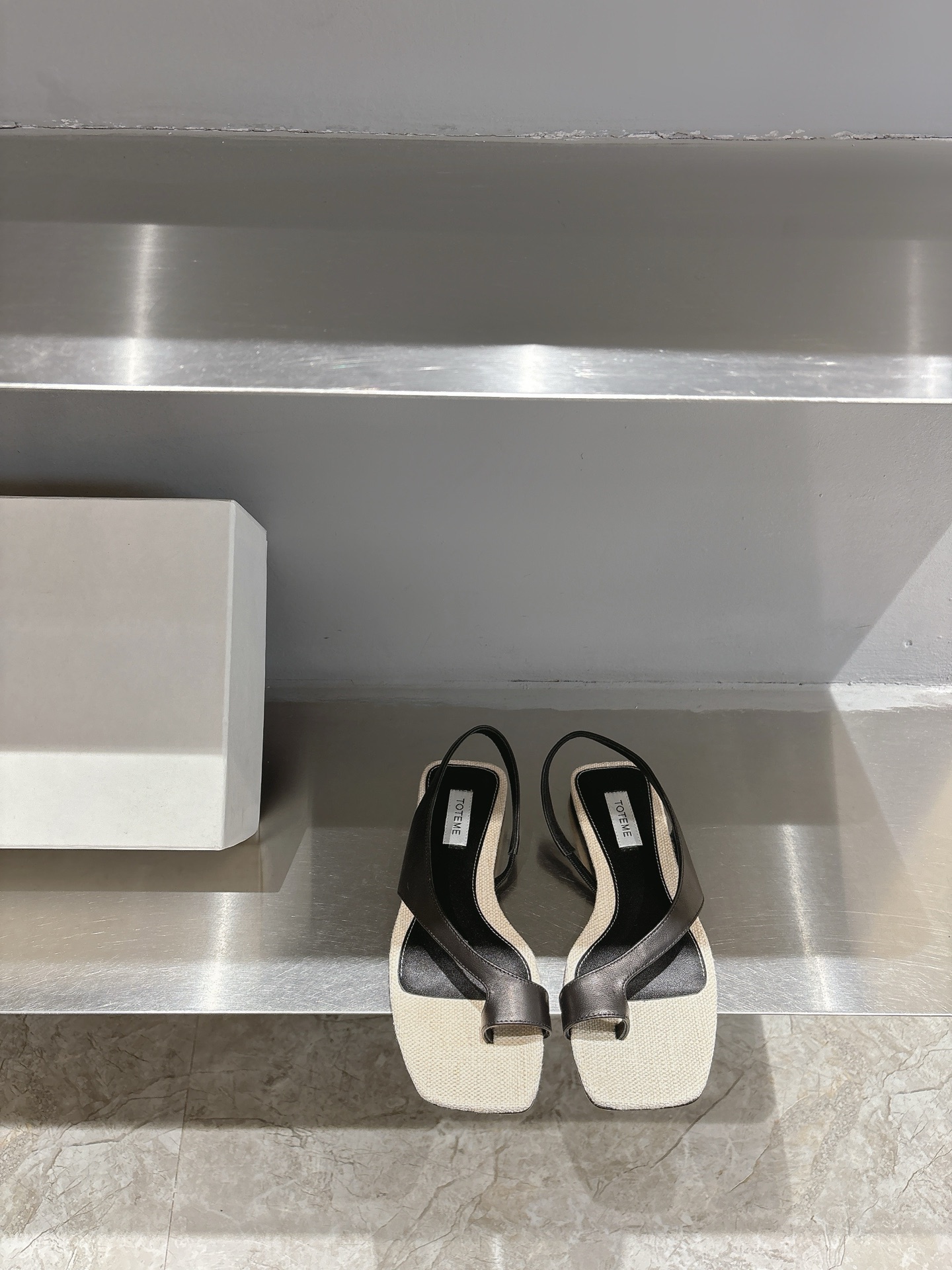 NO:257973,Totem*2025 Spring/Summer/T-string sandals This pair really loves you. It’s a minimalist and fashionable. A must-have item. I love it. I bought the exclusive full series of original versions. I’m just crazy about love. Original custom fine-line cowhide, sheepskin lining/original genuine leather outsole. Size 35-39 (40 orders), split-toe shoes, sandals, cowhide, sheepskin, Leather soles19860909Totem*2025春夏/T字带凉鞋 这双真的爱了爱了 极简风又带时髦 必入的一双单品 我爱了 独家全系列原版购入 简直就是爱疯了 原版定制细纹牛皮,羊皮内里/原版真皮大底 码数35-39（40订）,分趾鞋,sandals,cowhide,sheepskin,Leather soles,Women's Shoes