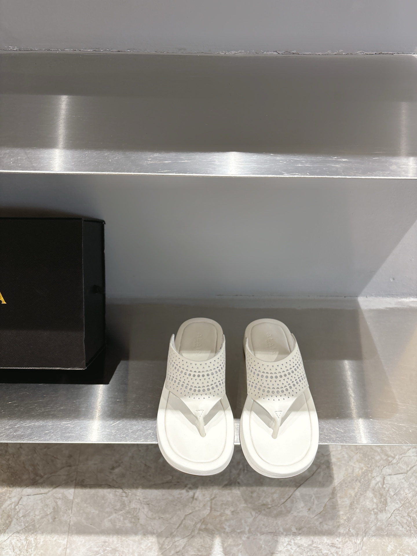 NO:257976,Alaia's new 2025 spring slippers, the popular Alaia, the beauty on the tip of the heart, this pair of shoes can really be regarded as the finishing touch of any outfit, elegant and high-end, a must-have for fairies, original custom cowhide fabric, sheepskin lining, original outsole, size 35-39 (40.41 custom made without return), split-toed shoes, alaia, slippers, cowhide, sheepskin19860909Alaia 新款2025春款拖鞋,人气超高的阿莱亚,美在心尖儿上这双鞋真的可以算是任何一套穿搭上的点睛之笔,优雅高级,仙女♀必备,原版订制牛皮面料,羊皮内里,原版大底,码数35-39(40.41订做不退换）,分趾鞋,alaia,slippers,cowhide,sheepskin,Women's Shoes