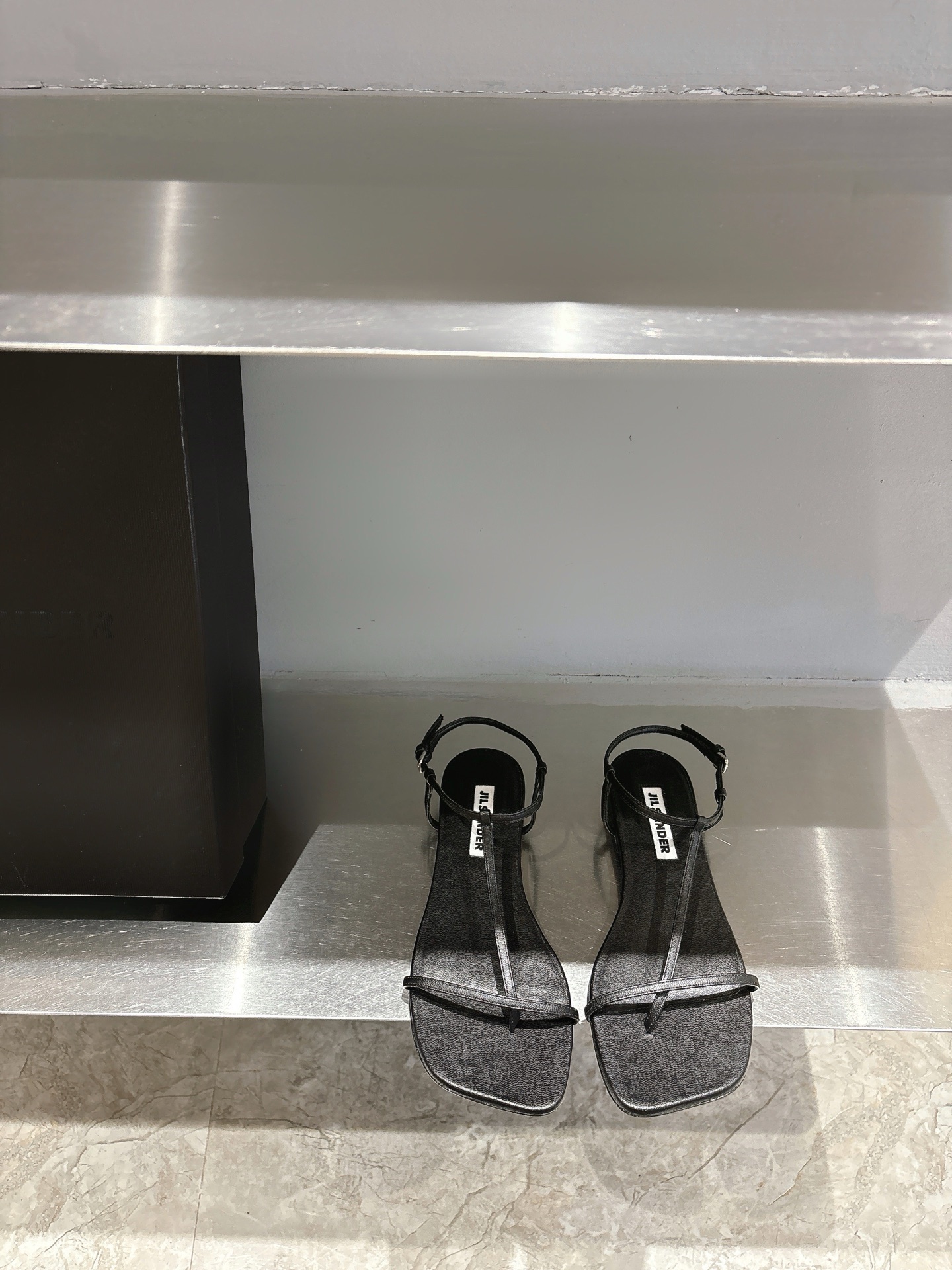 NO:257979,jil sander/25 spring and summer series thin strap sandals. The legs are made of genuine leather sole inside!  The upper layer of the bottom uses Italian leather sole, which is super expensive!  After wearing it, it will change according to your foot shape. It will become more comfortable and more comfortable. The lower bottom uses a wear-resistant, non-slip foamed bottom!  Double-layer craftsmanship, delectable part can be designed, and the foot is very advanced!  Material cowhide, outsole, genuine leather, size 35-39/40 Customized, no return or replacement, split-toe shoes, jil sander, sandals, cowhide, Leather soles19860909jil sander/25 春夏系列 细带凉鞋 上脚是真皮大底内里的！大底上层采用意大利真皮大底 超级昂贵！穿上后是会根据自己的脚型改变～越穿越舒服 下底是采用耐磨防滑发泡大底！双层工艺 褶皱部分可diy设计 上脚很高级！ 材质牛皮 大底真皮大底 码数35-39/40定制不退不换,分趾鞋,jil sander,sandals,cowhide,Leather soles,Women's Shoes