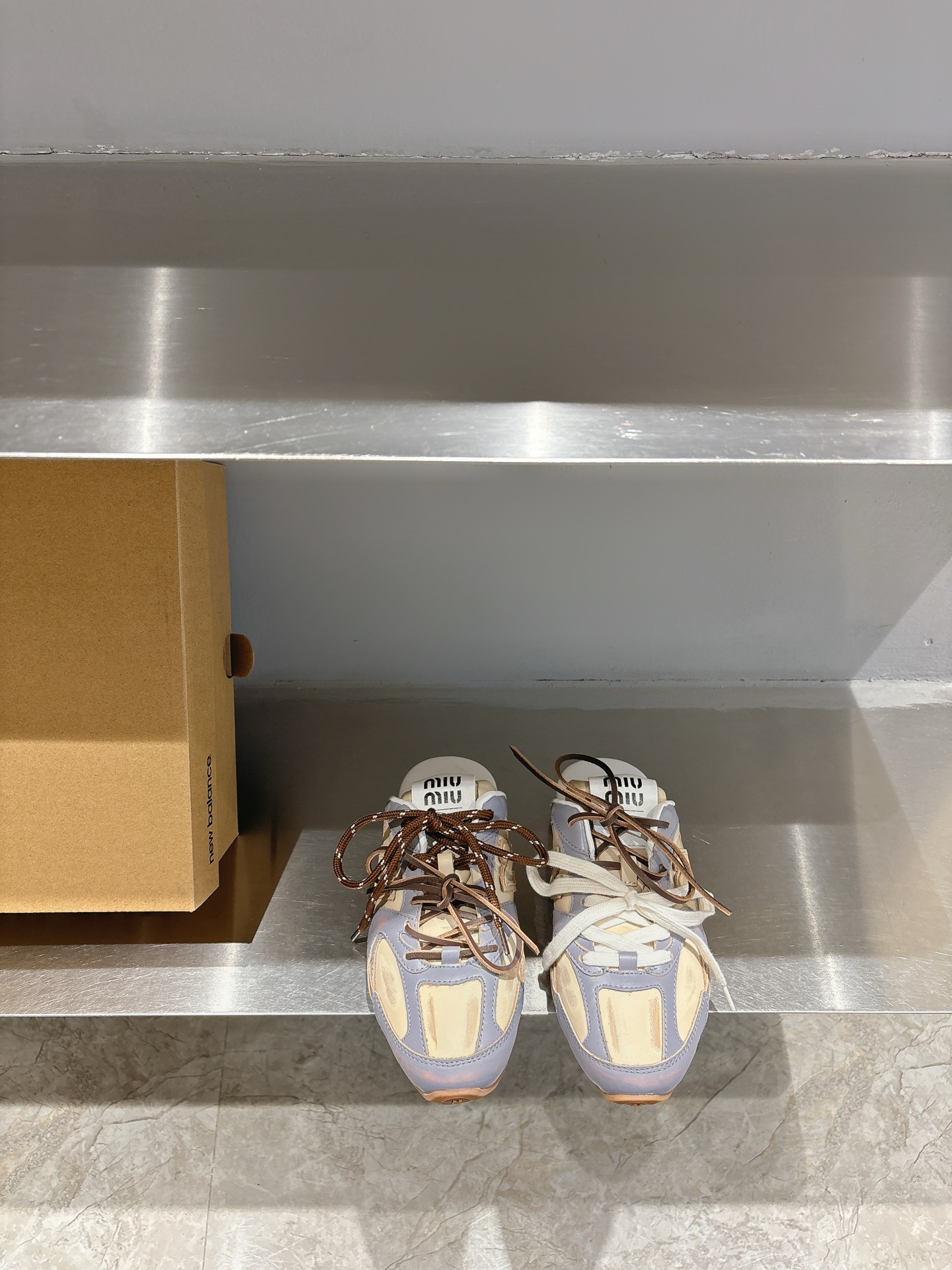 NO:257975,Miumi*u X New Balanc*e Joint catwalk semi-drag super invincible hottest [Perfect] No matter how you wear it, please don’t miss this pair of 530 series sneakers. It’s very easy to match!  Imported cowhide fabric, inner environmentally friendly cotton sheepskin, original TPU non-slip sole, shoelaces, specific double-color shoelaces, genuine leather tailoring, shoelaces, complex workmanship waste, size 35-40, semi-torch, miumiu, sneakers, cowhide, sheepskin19860909Miumi*u X New Balanc*e 联名走秀款 半拖 超级无敌大热门[得意]无论你如何穿搭请都不要放过这一双530系列的运动鞋 非常好搭配！ 面料进口牛皮 内里环保棉羊皮 大底原版TPU防滑大底 鞋带特定双色鞋带加真皮裁条鞋带做工复杂废料 码数35-40,半拖,miumiu,sneakers,cowhide,sheepskin,Women's Shoes