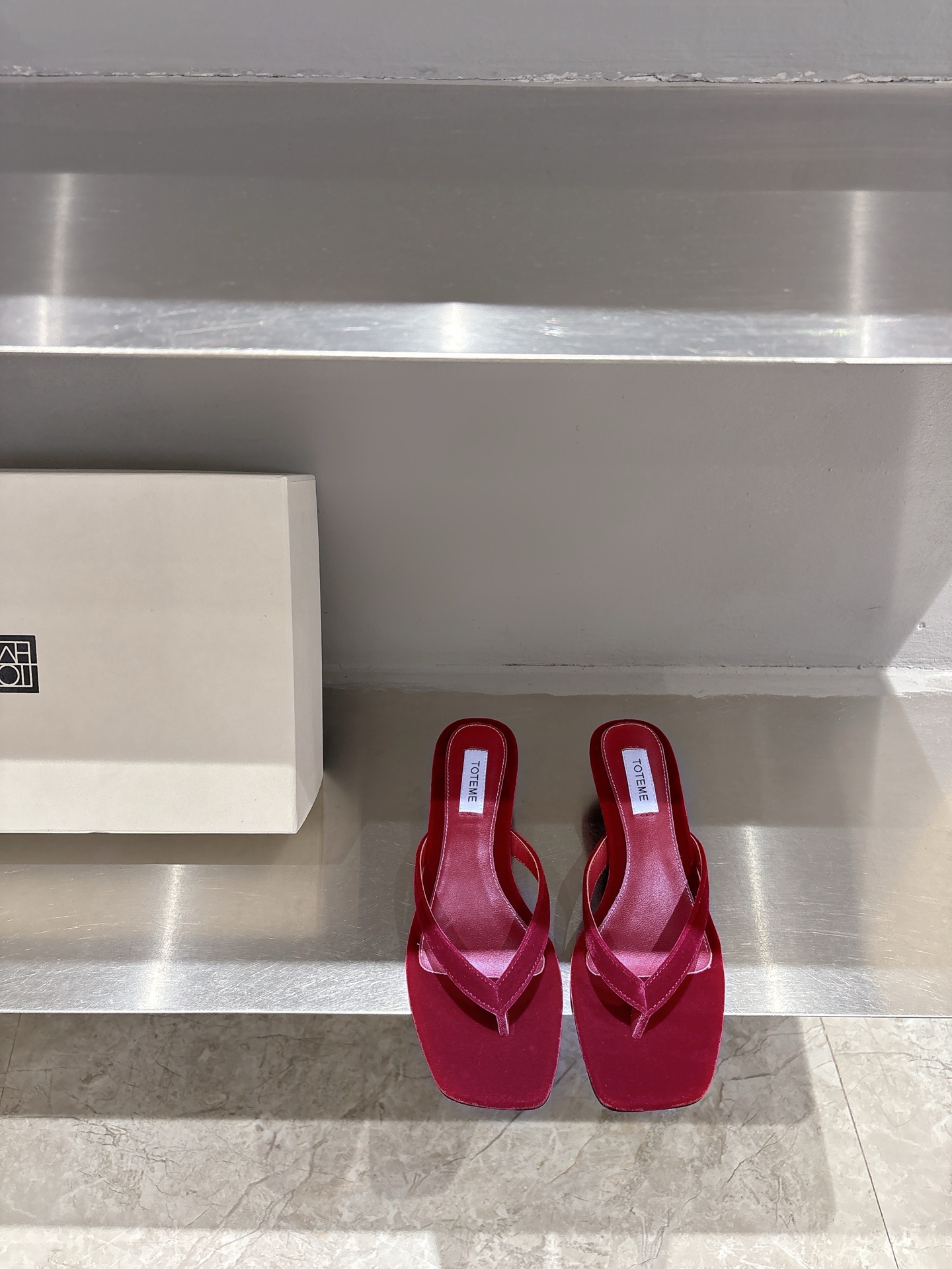 NO:257967,Toteme 2025 spring and summer new slippers summer is here, how can fashionable little guys not have this most in-depth fashion item this summer? Original 1:1 customized Yangjing fabric, sheepskin lining, Italian imported leather soles, size 35-39 (customized for 40.41), slippers, slippers, sheepskin, sheep, Leather soles19860909Toteme 2025春夏新款拖鞋夏天已经来啦,时髦的小主们怎么能没有这个今夏最in的时尚单品加特呢原版1:1订制羊京面料,羊皮内里,意大利进口真皮大底,尺码35-39(40.41订做）,拖鞋,slippers,sheepskin,sheep,Leather soles,Women's Shoes