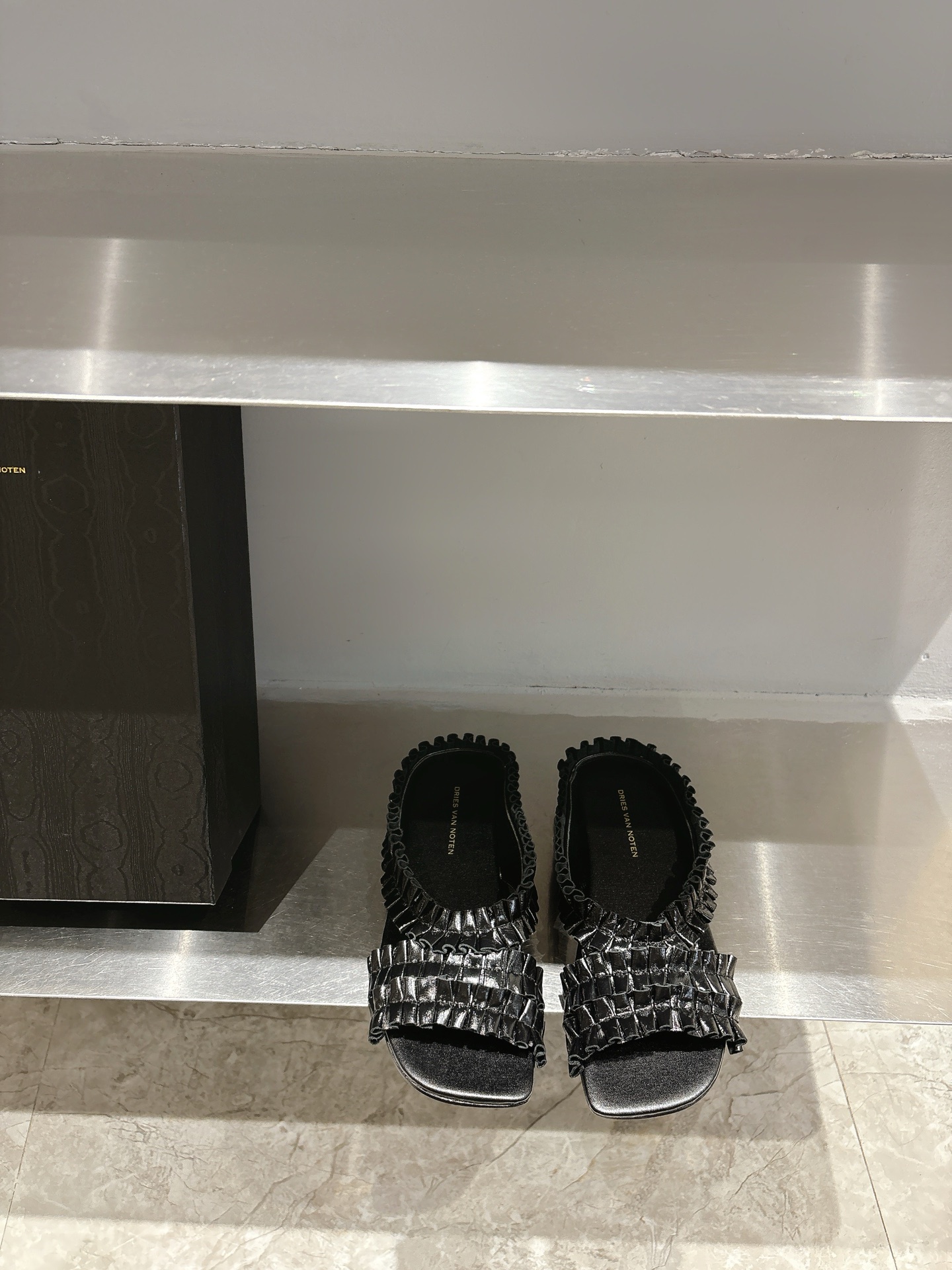 NO:257970,Dries Van Note* / New Product Unlock the summer fashionable password Just look at this pair of metallic sandals, which are noble and full of luxury. Paired with shining golden pleated bands, it seems to integrate the futuristic and luxurious style. The ostentatious golden pleated bands break the routine. The conflicting beauty is full. The embellishment details on the edges are the finishing touch. Easy to grasp the fashionable style of the high street. The upper is imported hand-pleated cowhide. The inner sheepskin. The sole is imported from the sole. The size is 35-39 (40 fixed), slippers, slippers, cowhide, sheepskin, Leather soles19860909Dries Van Note* /新品 解锁夏日时髦密码 就看这双金属风凉拖 贵气四溢 搭配闪耀的金色褶皱饰带仿佛把未来感与奢华风融为一体 张扬的金色褶皱饰带打破常规 冲突美感拉满 边缘的点缀细节 更是点睛之笔 轻松拿捏高街时髦范 鞋面进口手工褶皱牛皮 内里进口羊皮 大底进口真皮大底 码数35-39（40定）,拖鞋,slippers,cowhide,sheepskin,Leather soles,Women's Shoes