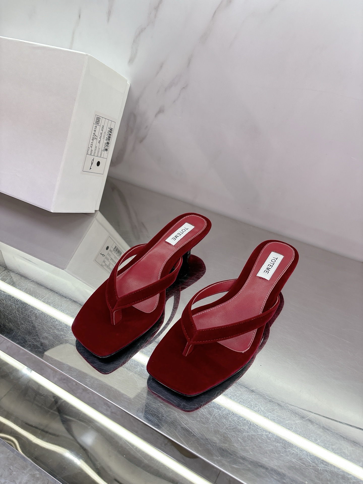 NO:232756,toteme 2025 spring and summer new clip-toed slippers summer is here, how can fashionable little guys not have this most in-depth fashion item this summer? Original 1:1 customized high mercerized velvet fabric, sheepskin lining, Italian imported leather soles, size 35-39# (40# can be customized without return and exchange), slippers, slippers, sheepskin, Leather soles19860909toteme 2025春夏新款夹趾拖鞋夏天已经来啦,时髦的小主们怎么能没有这个今夏最in的时尚单品加特呢原版1:1订制高丝光丝绒面料,羊皮内里,意大利进口真皮大底,尺码35-39#（40#可订做不退换）,拖鞋,slippers,sheepskin,Leather soles,Women's Shoes