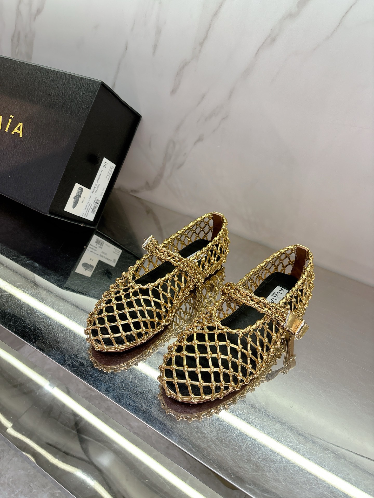 NO:232782,Alaia 2025 spring and summer new hollow ballet shoes sweet and cool ballet style, a popular ballet shoes, romantic, charming, comfortable and versatile original custom cowhide fabric, sheepskin footbed, private mold rubber non-slip sole, size 35-39# (40# customized, non-return and exchange), ballet shoes, alaia, cowhide, sheepskin19860909Alaia 2025春夏新款镂空芭蕾舞鞋甜酷芭蕾风,人气超高的一款芭蕾舞鞋,浪漫又迷人舒适百搭原版订制牛皮面料,羊皮垫脚,私模橡胶防滑大底,码数35-39#（40#订做不退换）,芭蕾舞鞋,alaia,cowhide,sheepskin,Women's Shoes