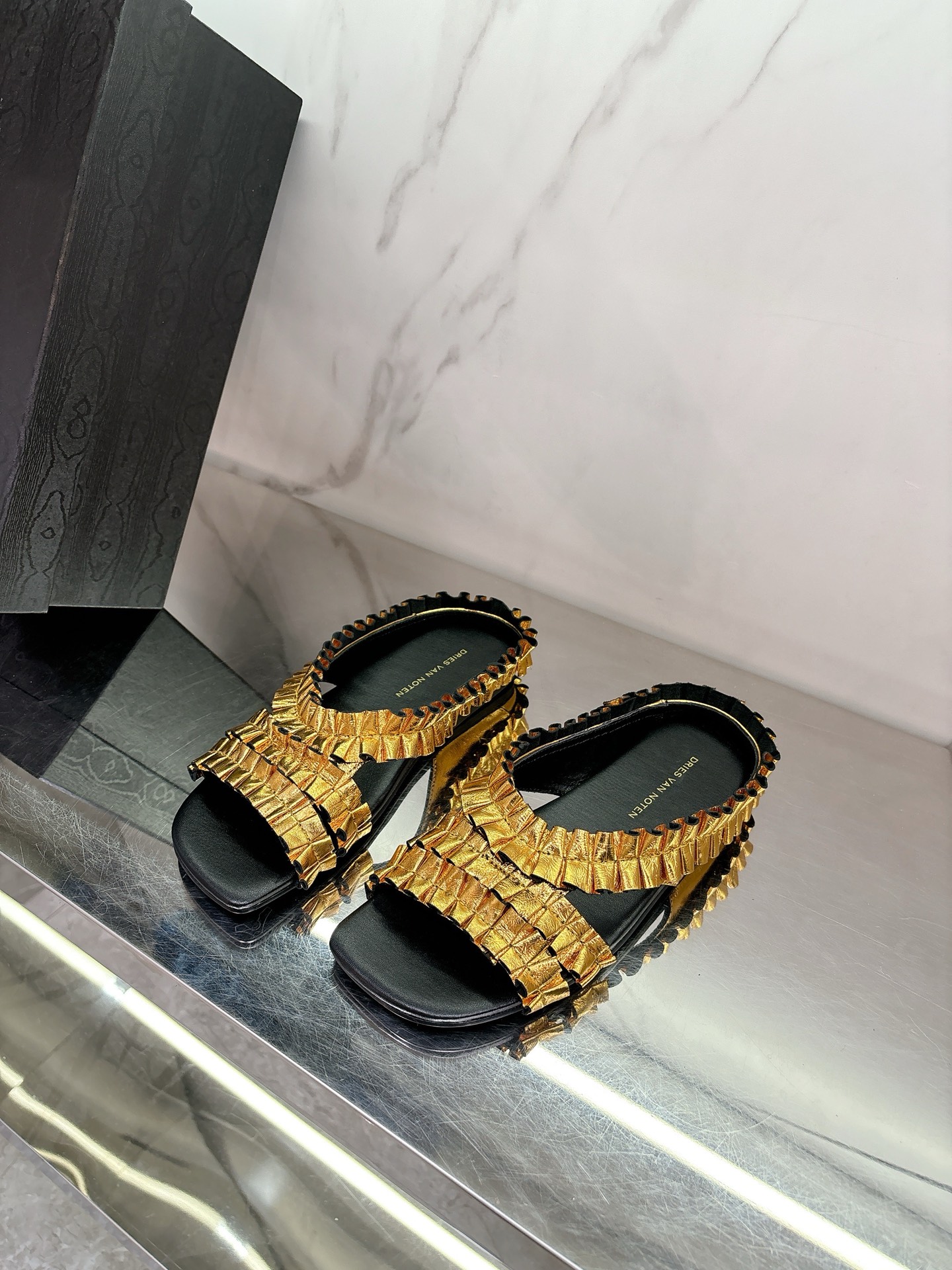 NO:232760,Dries Van Note*2025 spring and summer new metal pleated fairy shoes, full of luxury, this design is so beautiful, the more you look, the more fashionable it is, the pure handmade pleated cowhide fabric, sheepskin lining, imported Italian leather sole, size 35-39# (40# can be customized without return), slippers, slippers, cowhide, sheepskin, Leather soles19860909Dries Van Note*2025春夏新款金属感褶皱仙女♀鞋,贵气满满这设计也太美了,越看越时髦对版纯手工褶皱牛皮面料,羊皮内里,意大利进口真皮大底,码数35-39#（40#可订做不退换）,拖鞋,slippers,cowhide,sheepskin,Leather soles,Women's Shoes