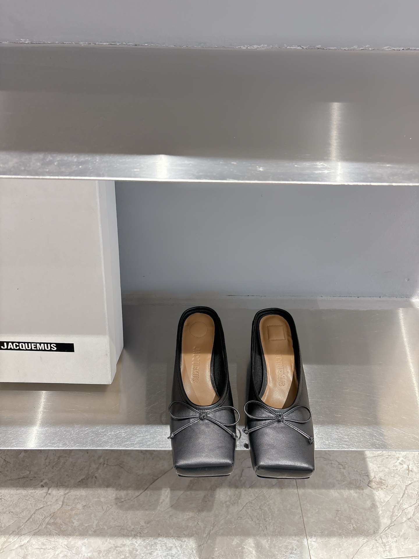 NO:257978,jacquemus 25ss square head bow high heel semi-drag. The square head design is really fashionable!  Jeans and small skirts are no problem!  Coco lovely without a head, boxy, a must-have for fashionable talent!  Soft cowhide upper, inner sheepskin, size 35-40 (40 custom made without return and exchange, cloth, leather, semi-torque, skirts, jeans, cowhide, sheepskin19860909jacquemus 25ss方头蝴蝶结高跟半拖 方头设计真的好时髦！牛仔裤 小裙子搭配不在话下！可可爱爱没有脑袋 四方方的 时髦精必入的一款！ 鞋面软牛皮 内里羊皮 码数35-40（40定制不退换 布面 皮面,半拖,skirts,jeans,cowhide,sheepskin,Women's Shoes