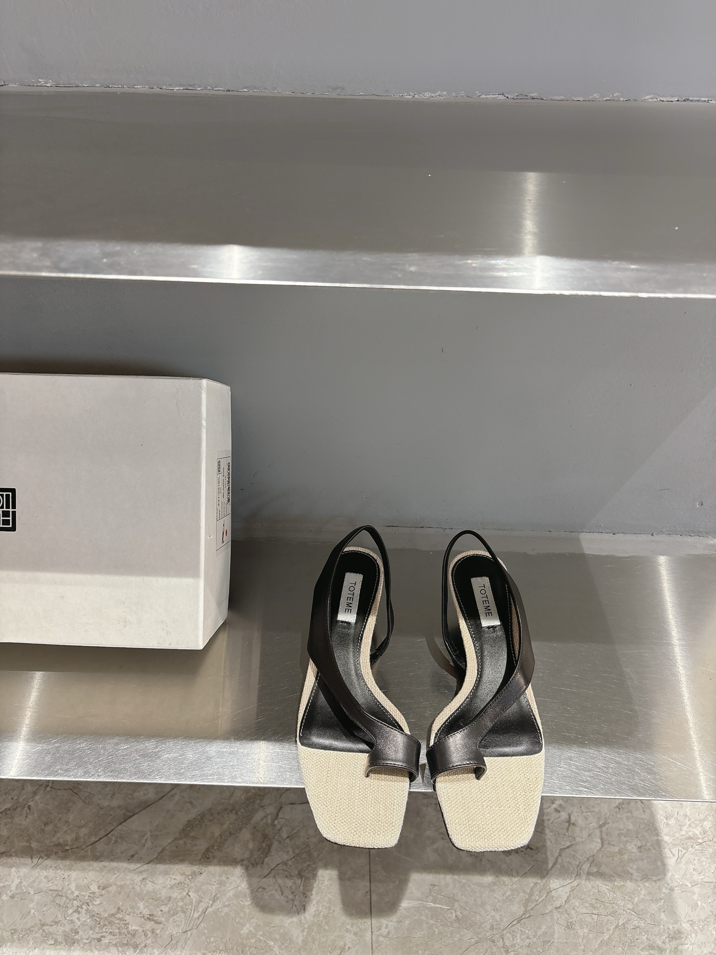 NO:257984,Totem*2025 Spring/Summer/T-string high-heeled sandals This pair really loves you. Minimalist style and fashionable. A must-have item. I love it. I bought the exclusive full series of original versions. I just love it. Original custom fine-line cowhide, sheepskin lining/original genuine leather outsole. Size 35-39 (40 orders), split-toe shoes, sandals, cowhide, sheepskin, Leather soles19860909Totem*2025春夏/T字带高跟凉鞋 这双真的爱了爱了 极简风又带时髦 必入的一双单品 我爱了 独家全系列原版购入 简直就是爱疯了 原版定制细纹牛皮,羊皮内里/原版真皮大底 码数35-39（40订）,分趾鞋,sandals,cowhide,sheepskin,Leather soles,Women's Shoes