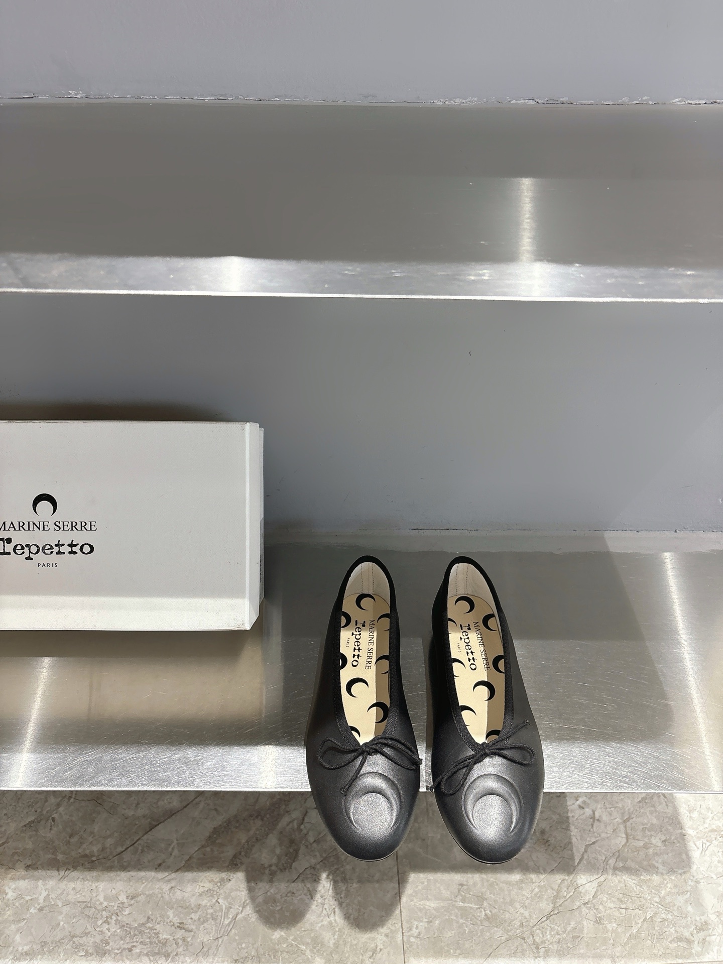 NO:264370,The Moon God Arrives - Marine serre x Repetto co-branded model The moon logo is printed on the toe and insole!  It feels comfortable and slimming on your feet. It looks good with whatever you want!  Fairies, limited edition (limited quantity) #skp #niche fashionable shoes #ballet shoes cowhide upper, genuine leather sole, original one-to-one-to-one custom size 35-42 (customized for 40.41), single shoes, cowhide19860909月神降临-Marine serre x Repetto联名款 鞋头和鞋垫里面都印了月亮的标志！ 上脚脚感舒适显瘦 配啥啥好看哈！ 仙女们冲 限量款（数量有限） #skp #小众时髦鞋子 #芭蕾舞鞋 牛皮鞋面,真皮鞋底,原版一比一定制 码数35-42(40.41定做),单鞋,cowhide,Women's Shoes