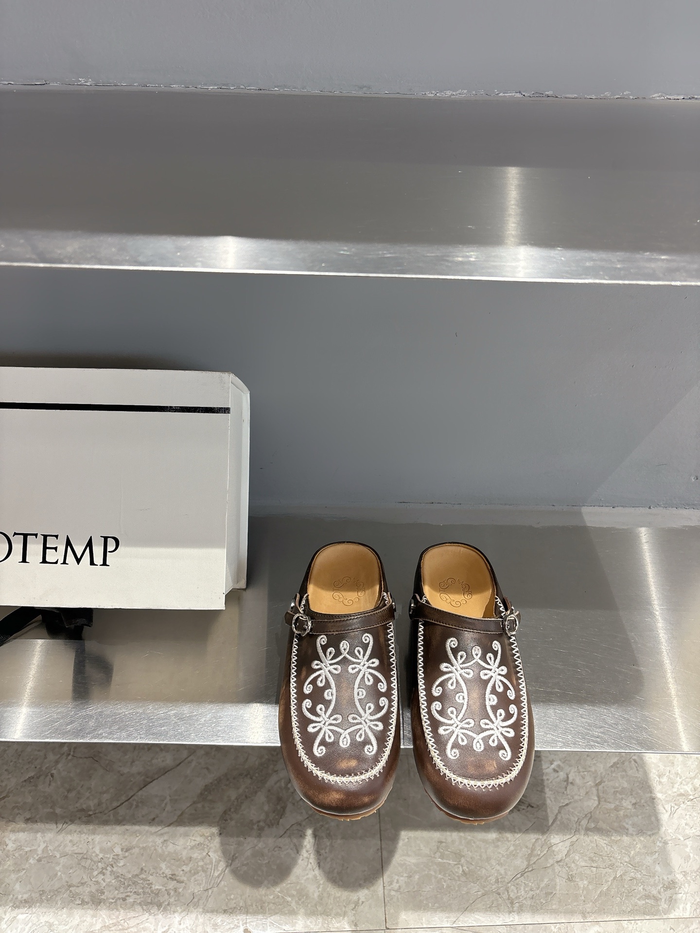 NO:257981,Purchase grade Cotemp 55/New fashion, electric embroidery, Berkent toe tow, semi-trail, continues the eternal classical and comfortable, the unique round toe shoe shape injects more exquisite considerations into the neutral tone of the shoe body, portraying a more vivid and unrestrained artist image, the iconic metal bark buckle is located at the toe, cleverly blending classical thoughts and brand ingenious thinking, the upper is super soft butter leather, imported suede, inner sheepskin, footbed cowhide, outsole rubber outsole Size: 35-39 (40 custom made without return), semi-trail, cowhide, sheepskin, chamois leather19860909代购级Cotemp 55/新款时髦 电绣 勃肯包头拖 半拖 延续恒久的古典与舒适,独特的圆头鞋型为鞋体的中性基调注入更多精致考量 刻画一个更鲜活的、不拘小节的艺术家形象,标志性的金属巴克提扣位于鞋头处,巧妙融合古典思绪与品牌巧思 鞋面超软牛油皮 进口麂皮 内里羊皮 垫脚牛皮 大底橡胶大底 码数:35-39（40订做不退换）,半拖,cowhide,sheepskin,chamois leather,Women's Shoes