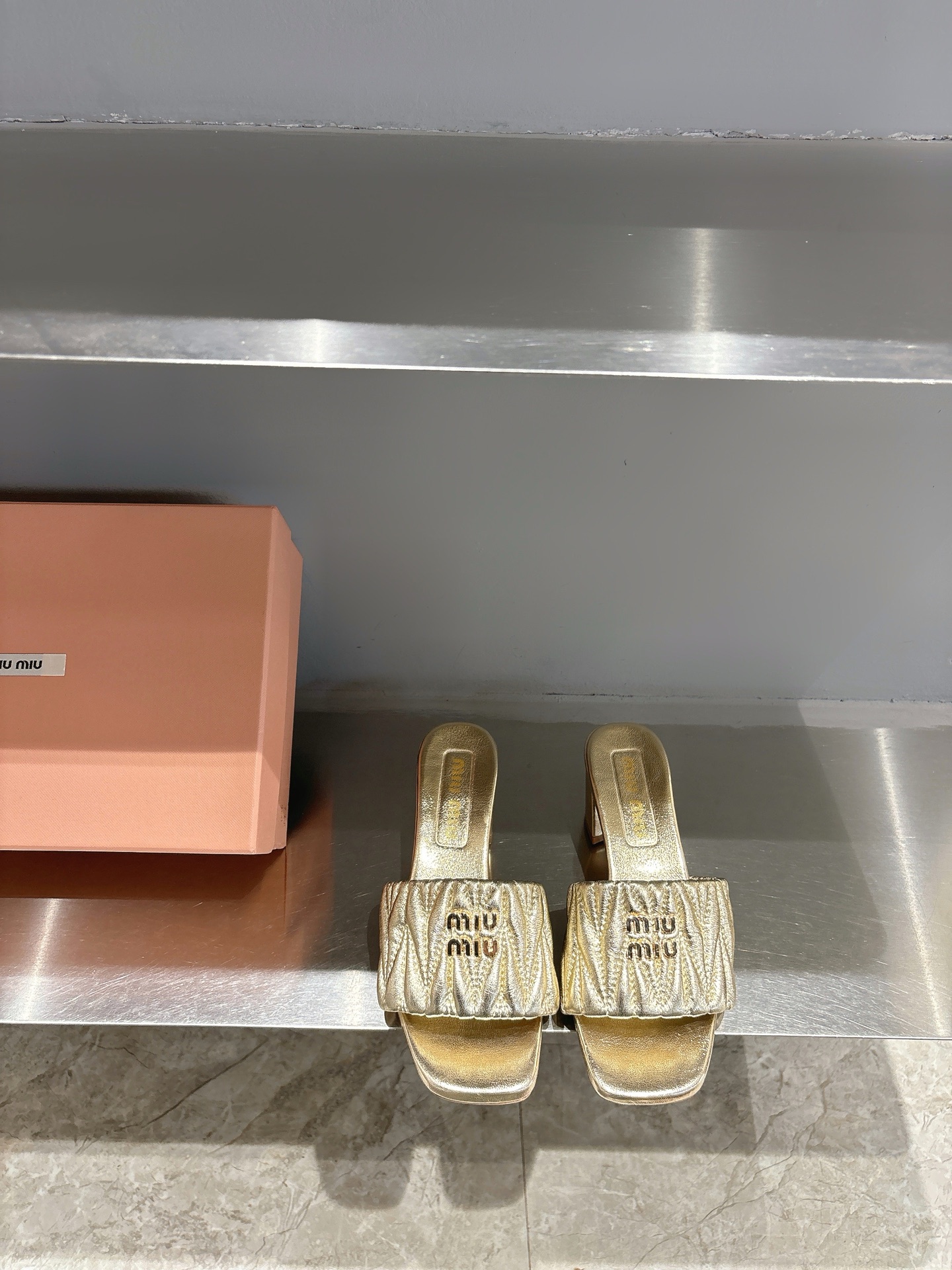 NO:222752,MiuMi* 25ss Purchase Grade Pleated Cowhide High Heel Miu Comfortable and Fashionable Style Lambskin Material is soft in touch, full of texture, and very comfortable to wear. The pleated design on the upper looks very textured, and the diamond shape adds a bit of elegance and uniqueness to the overall shape. Material: Lambskin Inner: Sheepskin Outsole: Italian imported leather sole Size: 35-39 (40.41 Customized non-return and exchange, slippers, miumiu, slippers, cowhide, sheepskin19860909MiuMi* 25ss代购级 打褶牛皮高跟拖 Miu舒适与时尚并存的款式 小羊皮材质手感柔软,质感十足,穿着非常舒适.鞋面上的褶皱设计看起来非常有质感,钻面的造型给整体造型增添了几分优雅与独特 材质:小羊皮 内里:羊皮 大底:意大利进口真皮底 码数:35-39（40.41定制不退换,拖鞋,miumiu,slippers,cowhide,sheepskin,Women's Shoes