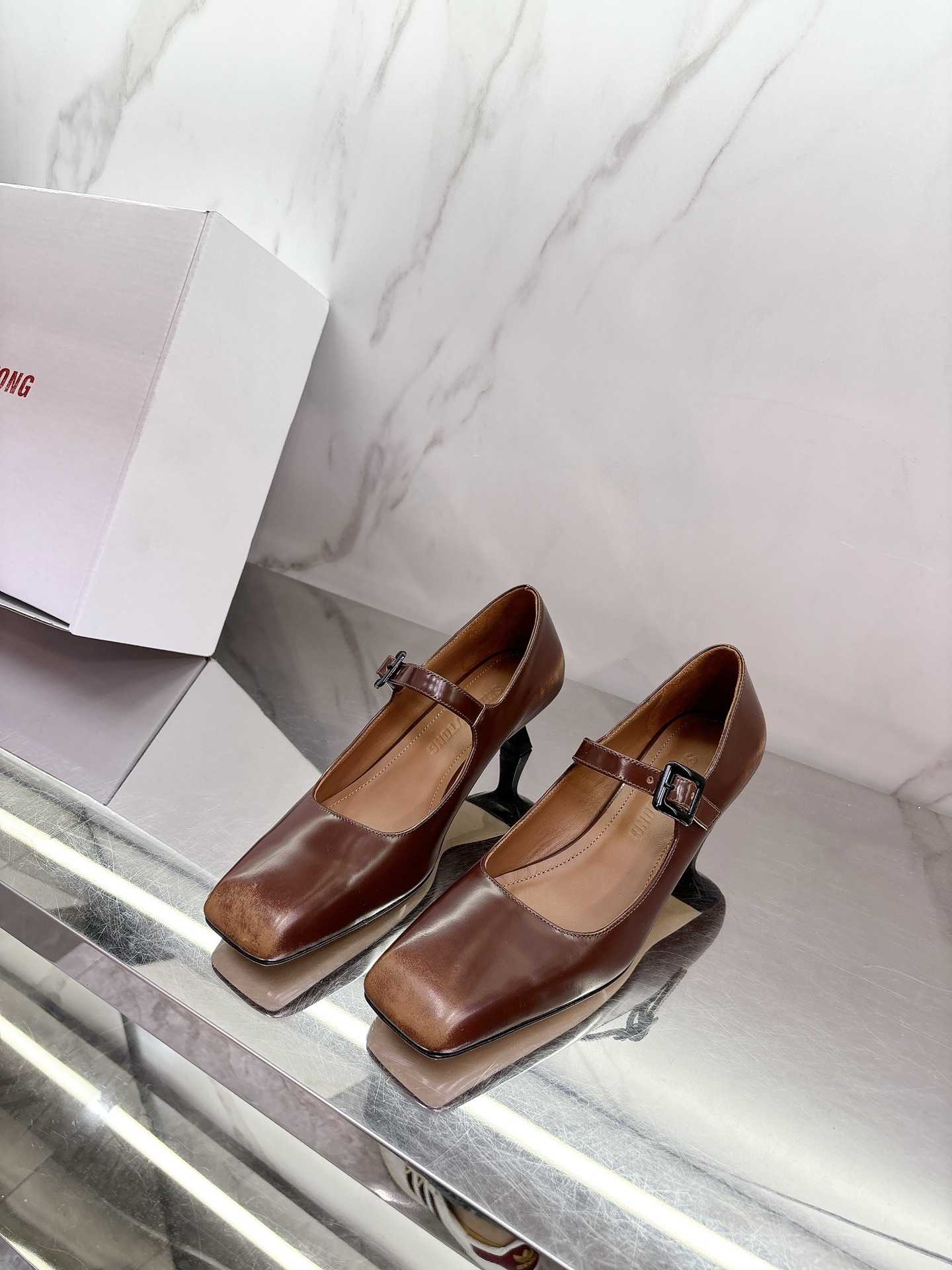 NO:232757,Shushuton*2025 new square head Mary Zhen, a pair of shoes that can be won as a god, is sweet and fashionable, and the film rate is very high, and it is directly used to hit every shushu/tong. The girl is full of girly heart, and she becomes playful and modern girl original version 1:1 customized imported edge bead cowhide fabric, cowhide inner, heel height 6.5cm, private model imported genuine leather soles from Italy, size 35-39# (40# customized without return or exchange), Mary Zhen, mary jane, cowhide, Leather soles19860909shushuton*2025新款方头玛丽珍一双可以封神的鞋甜美时髦随便搭配都是出片率巨高,直戳每一位shushu/tong 女孩心少女感十足,穿上秒变俏皮摩登女孩原版1:1订制进口开边珠牛皮面料,牛皮内里,跟高6.5cm,私模意大利进口真皮大底,码数35-39#（40#订做不退换）,玛丽珍,mary jane,cowhide,Leather soles,Women's Shoes