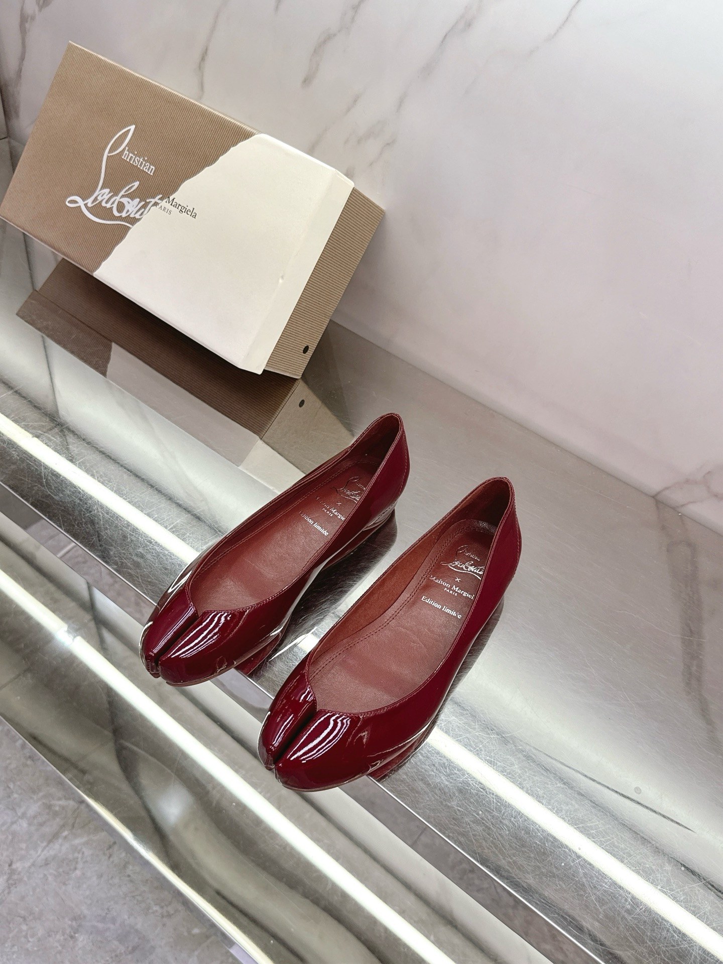 NO:232751,MaisonMargiel* x ChristianLouboutin 2025 early spring limited co-branded model beautiful Tabi red sole Tabi extreme temptation A touch of red and deconstructive Margiela collision, love the whole love the pair patent leather cowhide, sheepskin inner lining, imported Italian leather sole, size 35-39# (40# customized, non-return and exchange), ballet shoes, masion margiela, cowhide, sheepskin, Leather soles19860909MaisonMargiel* x ChristianLouboutin 2025早春限量联名款绝美Tabi马吉拉红底Tabi极致诱惑一抹红与解构主义Margiela碰撞一整个爱住了对版漆皮牛皮面料,羊皮内里,意大利进口真皮大底,码数35-39#（40#订做不退换）,芭蕾舞鞋,masion margiela,cowhide,sheepskin,Leather soles,Women's Shoes