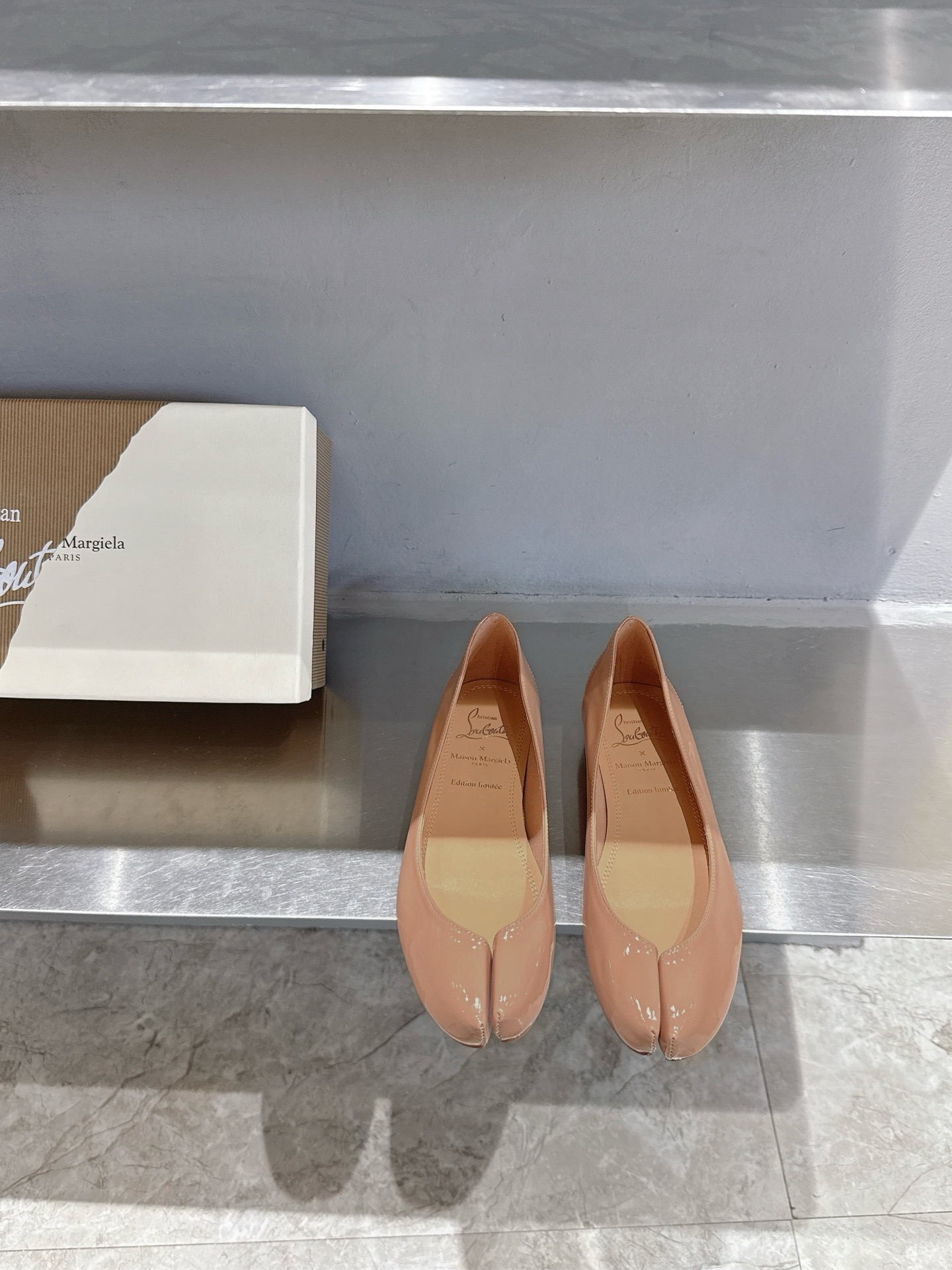 NO:222746,CL x Maison margiel* 25SS split toe flat shoes, upper ox patent leather, footbed sheepskin, original open molded sole, size 35~41 (40.41 custom-made, non-return and exchange), split toe shoes, christian louboutin, sheepskin19860909CL x Maison margiel* 25SS分趾平底单鞋 鞋面牛漆皮 垫脚羊皮 大底原版开模大底 码数35~41码（40.41定制不退换）,分趾鞋,christian louboutin,sheepskin,Women's Shoes