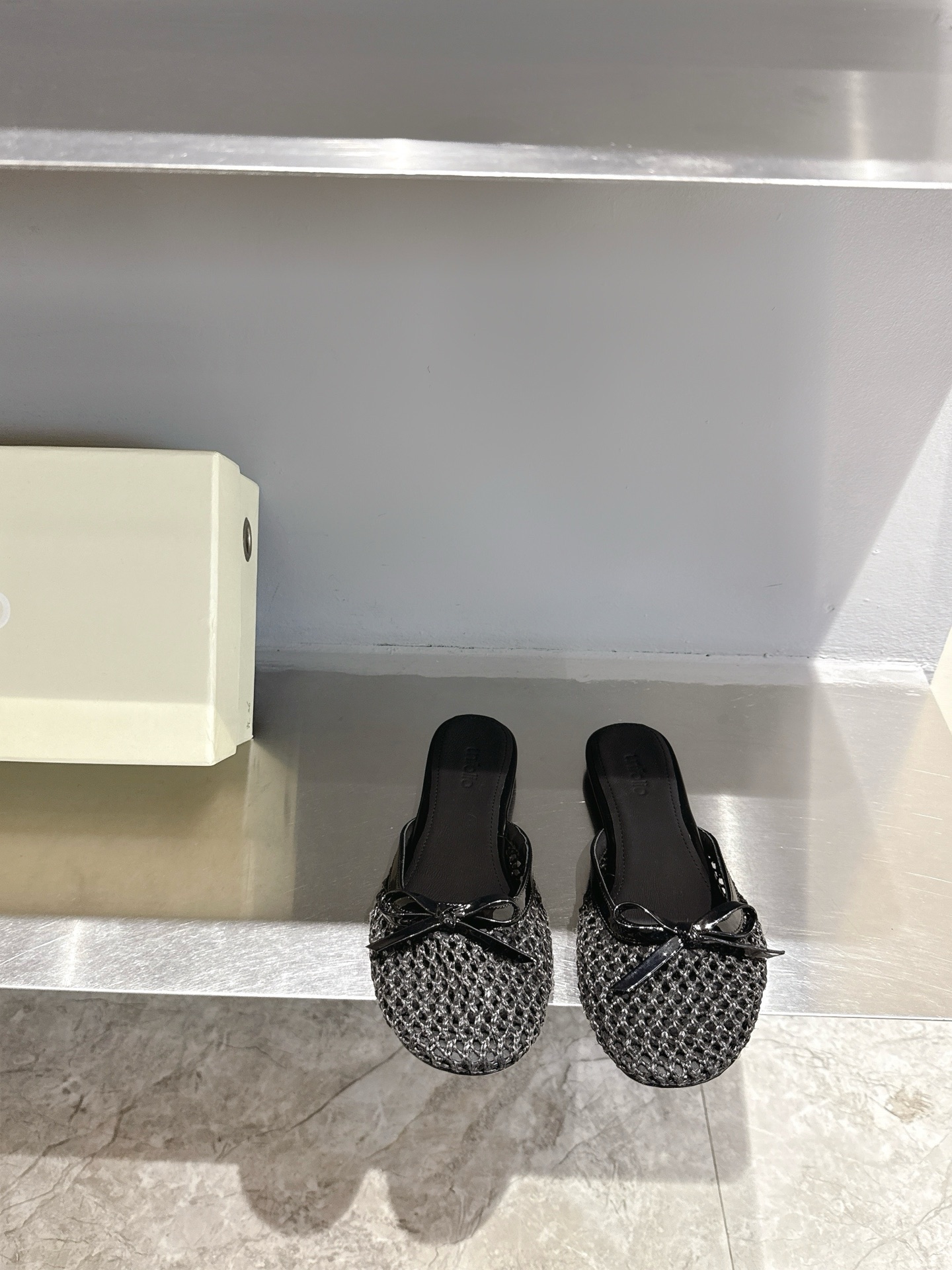 NO:222740,unfolio 25ss new spring and summer mesh shoes The long-lost minimalist beauty in the fashion industry Classic fashion color scheme The effortless elegance is coming Fashionable Delicate Beauty Original imported fabric inner sheepskin inner lining outsole genuine leather sole Size: 35-40 (40 custom made non-return) Slippers Single shoes, semi-trail, slippers, sheepskin19860909unfolio 25ss 春夏新款网纱鞋 时尚界久违的极简之美 经典时尚配色 毫不费力的优雅风来袭 时髦 精致 绝美 面料原版进口网布 内里羊皮内里 大底真皮鞋底 码数:35-40（40 订做不退换） 拖鞋 单鞋,半拖,slippers,sheepskin,Women's Shoes