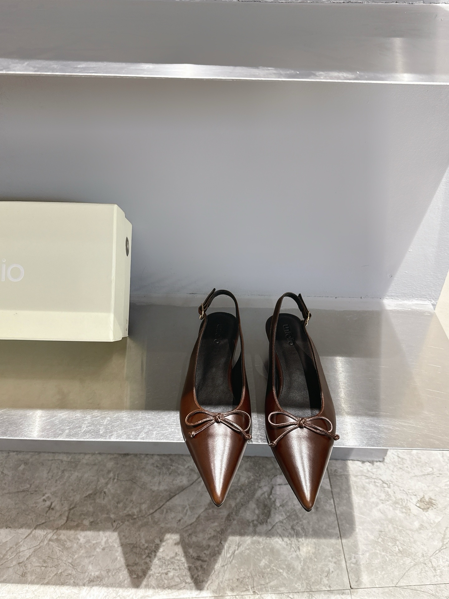 NO:222723,unfolio 25ss New beautiful pointed toe heels in early spring The minimalist beauty in the fashion industry Classic fashion color scheme The effortless elegance is coming. Fashionable, exquisite, beautiful, Baotou pointed toe, open-edge beads, fashionable and simple, new everyday slippers, beautiful, high-end slippers, this style is super good on the feet and can lengthen the legs. Original imported fabric, inner lining, sheepskin, outsole genuine leather sole Size: 35-40 (40 custom made, no return or exchange), sandals, sandals, slippers, sheepskin19860909unfolio 25ss 早春新款绝美尖头跟鞋 时尚界久违的极简之美 经典时尚配色 毫不费力的优雅风来袭 时髦 精致 绝美 包头尖头 开边珠外穿时尚气质简约新款日常拖鞋美出高级感拖鞋这款上脚超好而且可以拉长腿型. 面料原版进口网布 内里羊皮内里 大底真皮鞋底 码数:35-40（40 订做不退换）,凉鞋,sandals,slippers,sheepskin,Women's Shoes