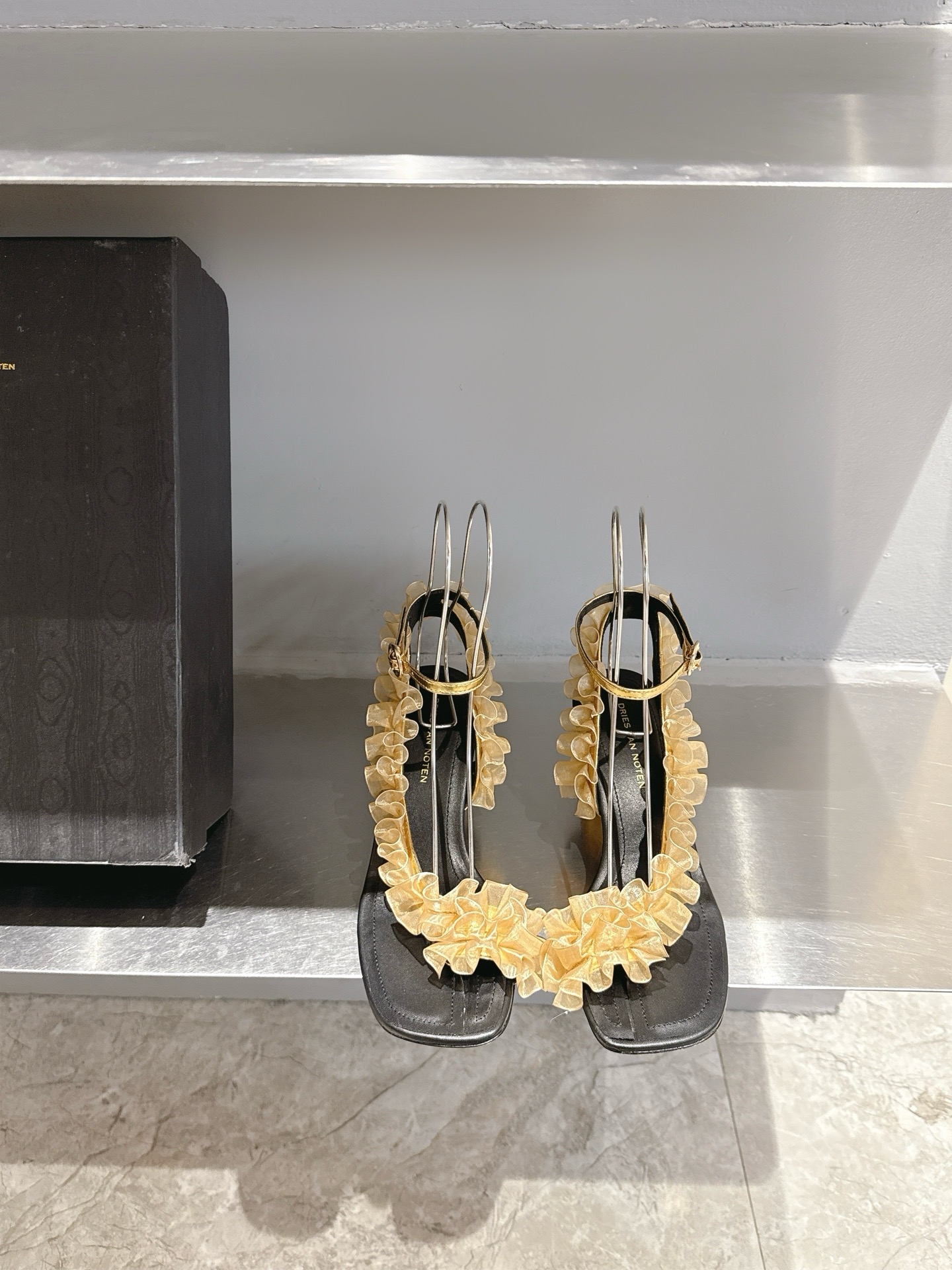 NO:222734,Dries Van Note* / New Product Dark Romantic Flowers Beneath the Foot This three-dimensional petal-surround sandals outline a unique outline with layers of mesh frills. It looks like a mysterious flower blooming in the dark night. It is agile and romantic retro charm. Simple square head with thin strap design to modify the foot shape without losing personality. Easy to interpret modern coolness and romantic style. Imported hand-pleated mesh on the upper. Imported sheepskin inside. Imported sole imported leather soles. Size 35-39 (40 fixed), sandals, sandals, sheepskin, Leather soles19860909Dries Van Note* /新品 暗黑浪漫 足下生花 这款立体花瓣环绕凉鞋 用层层网纱褶边勾勒出独特轮廓 似暗夜中的神秘花朵绽放 灵动又浪漫 复古韵味 简约方头搭配细带设计 修饰脚型又不失个性 轻松演绎摩登酷感与浪漫风情 鞋面进口手工褶皱网纱 内里进口羊皮 大底进口真皮大底 码数35-39（40定）,凉鞋,sandals,sheepskin,Leather soles,Women's Shoes