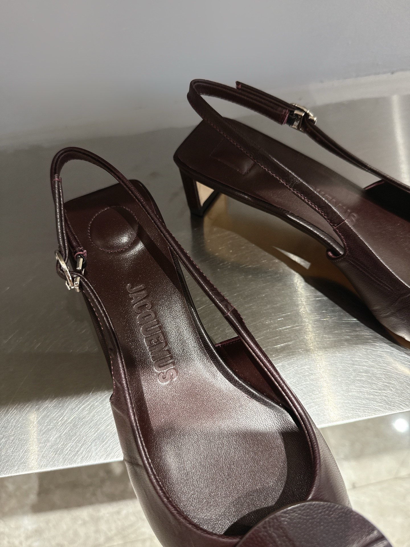 Unique Jacquemus Pointy Sandals: Asymmetric Design, Square-Circular Collisions, French Modernity. - 图片 7