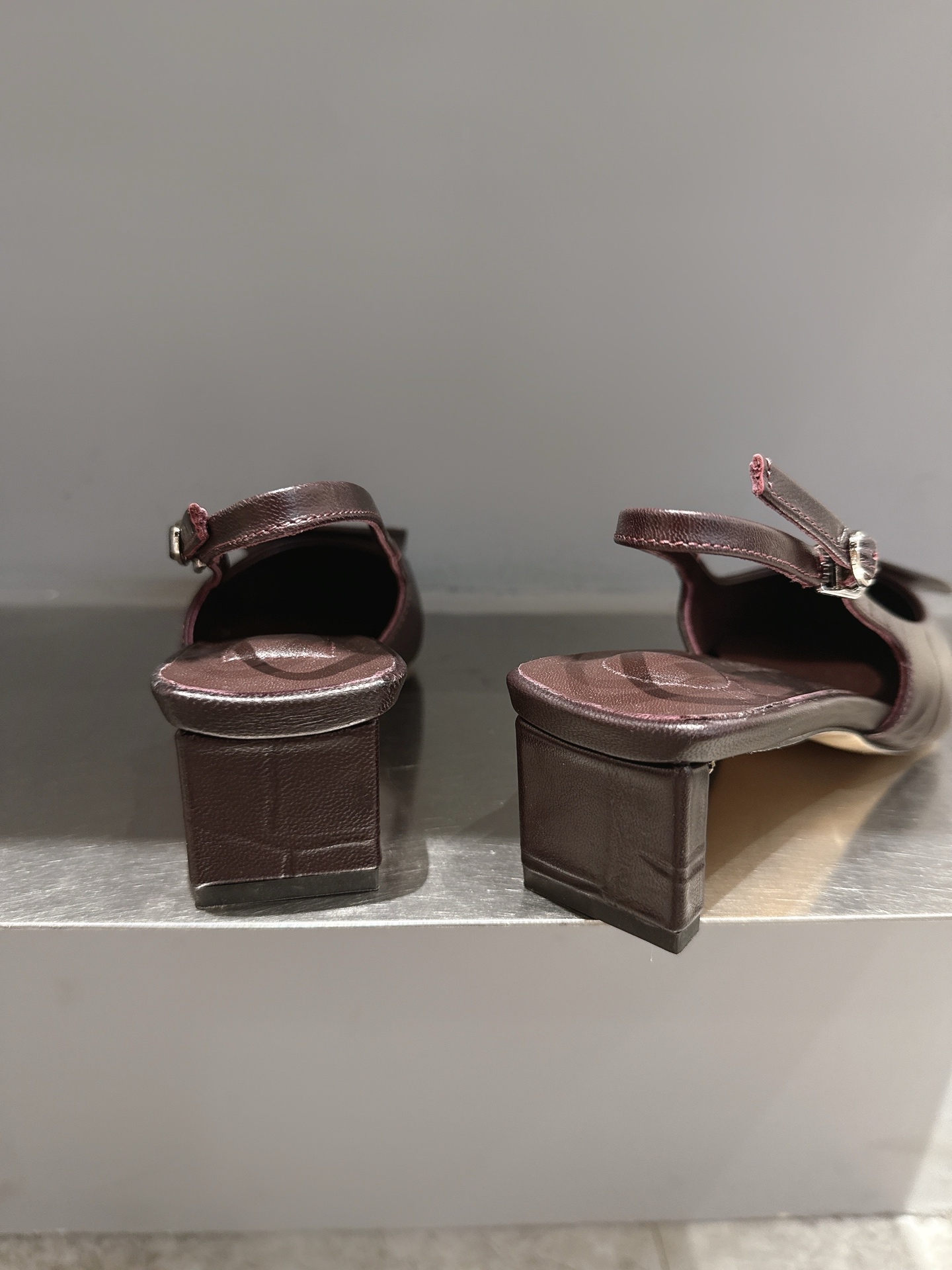 Unique Jacquemus Pointy Sandals: Asymmetric Design, Square-Circular Collisions, French Modernity. - 图片 9
