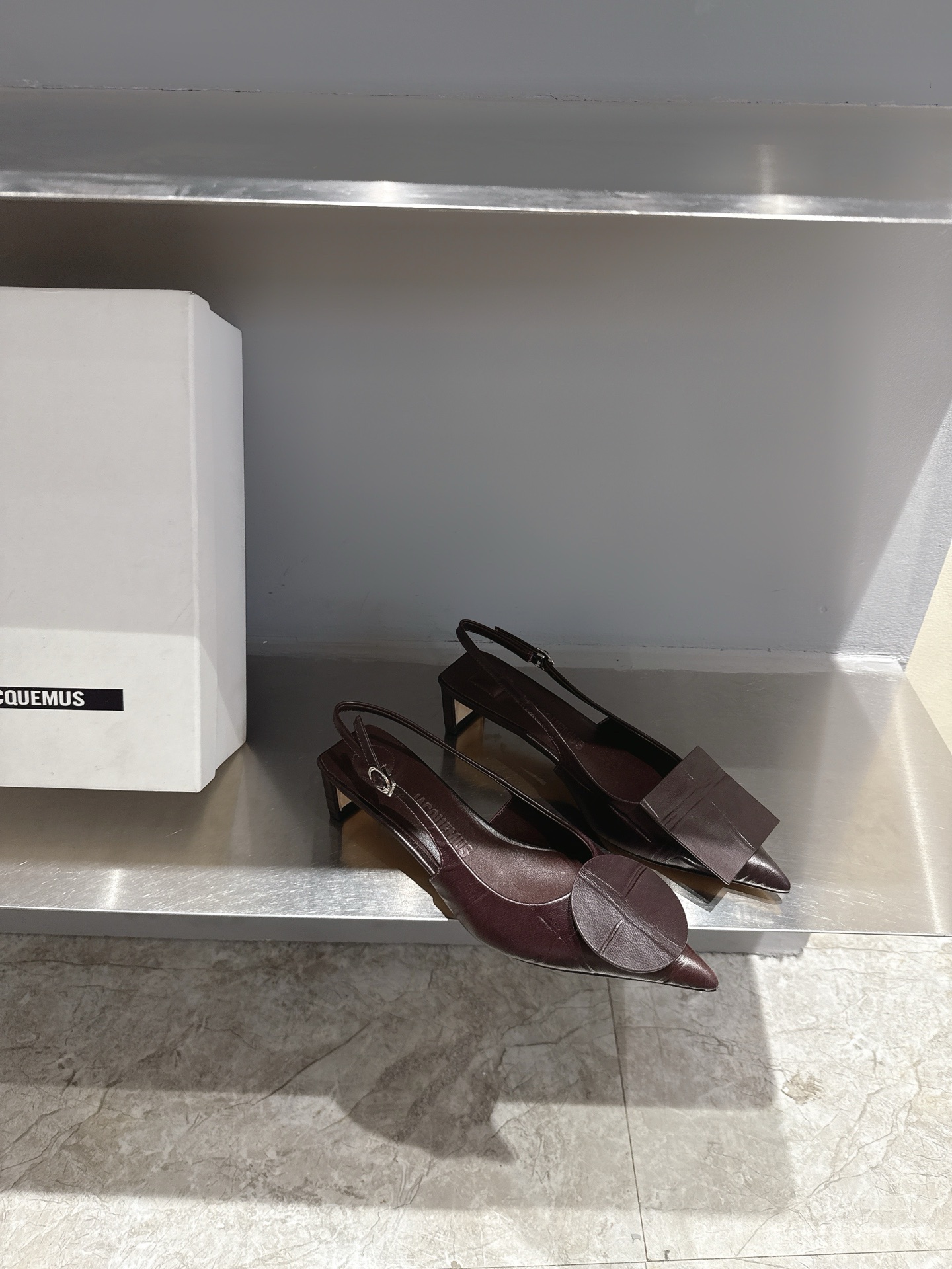 Unique Jacquemus Pointy Sandals: Asymmetric Design, Square-Circular Collisions, French Modernity. - 图片 4
