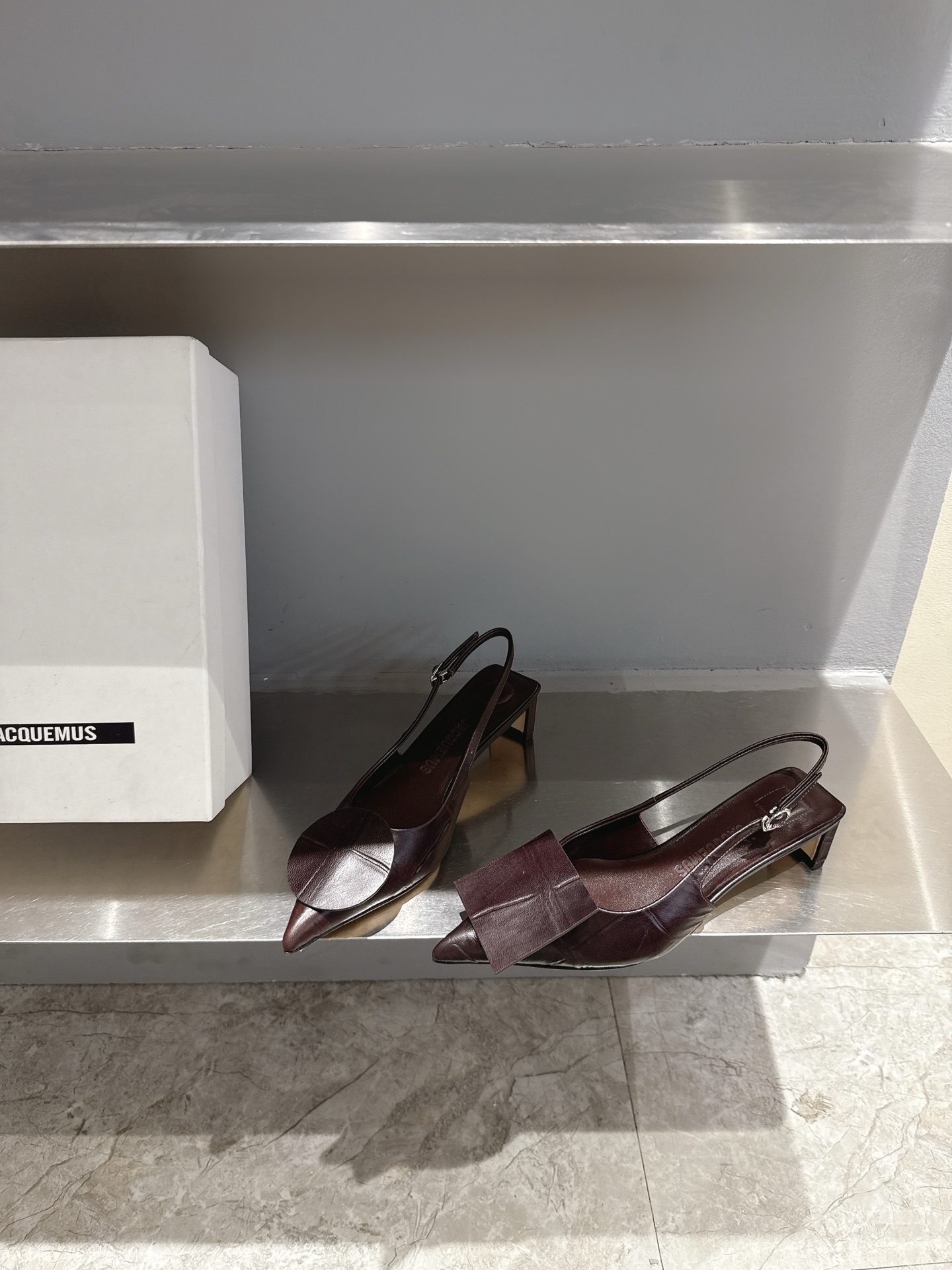 Unique Jacquemus Pointy Sandals: Asymmetric Design, Square-Circular Collisions, French Modernity. - 图片 3