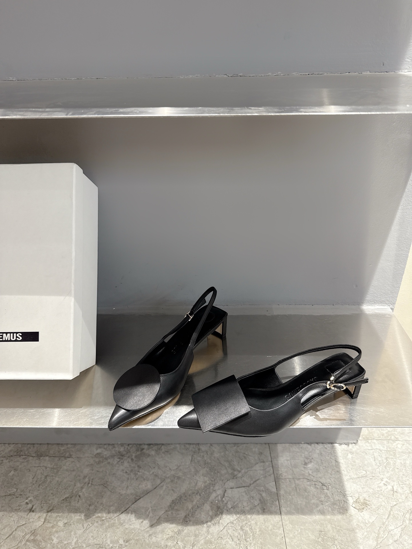 Unique Asymmetric Design: Jacquemus Pointy Sandals Collection Review - 图片 6