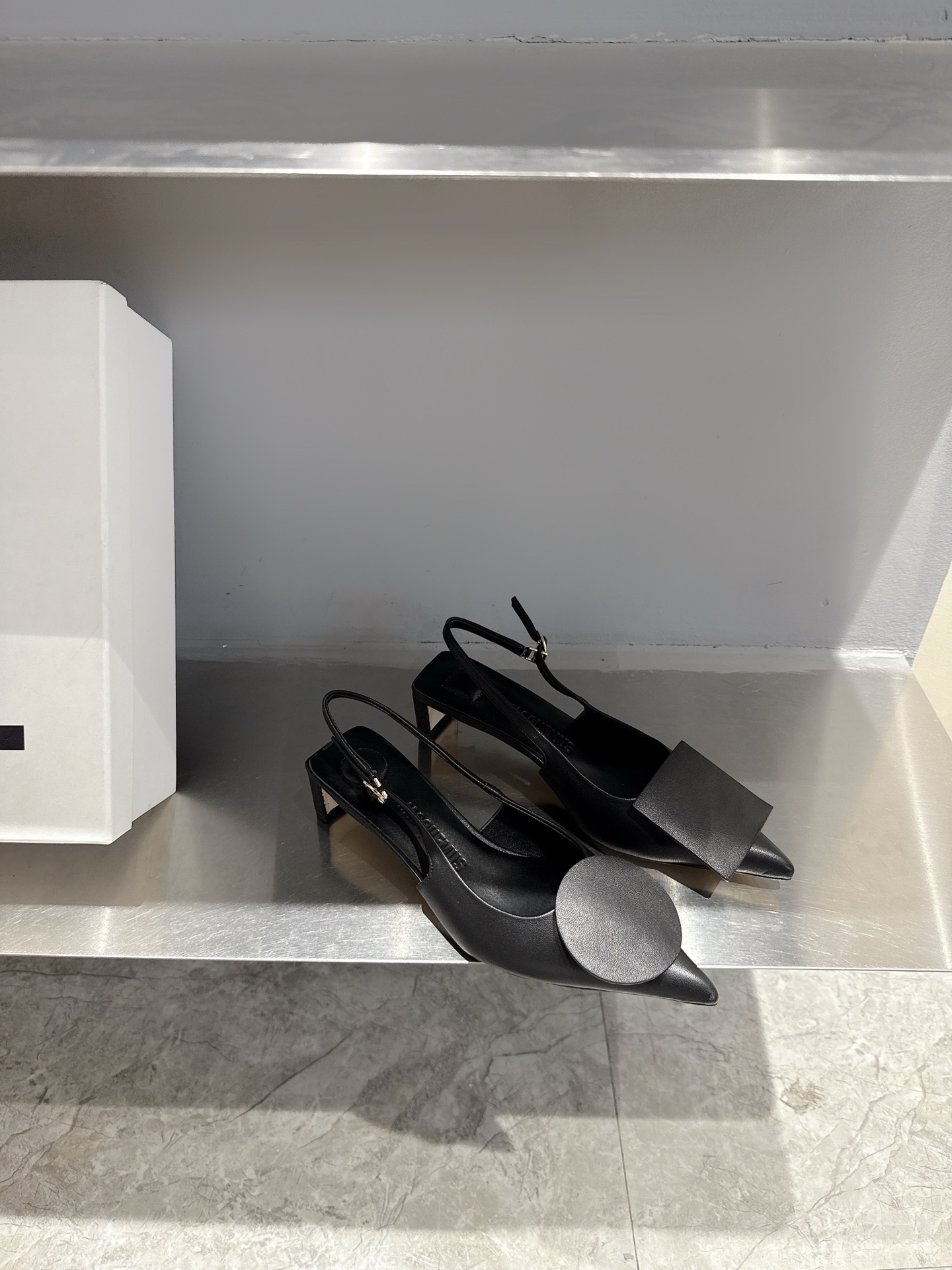 Unique Asymmetric Design: Jacquemus Pointy Sandals Collection Review - 图片 4