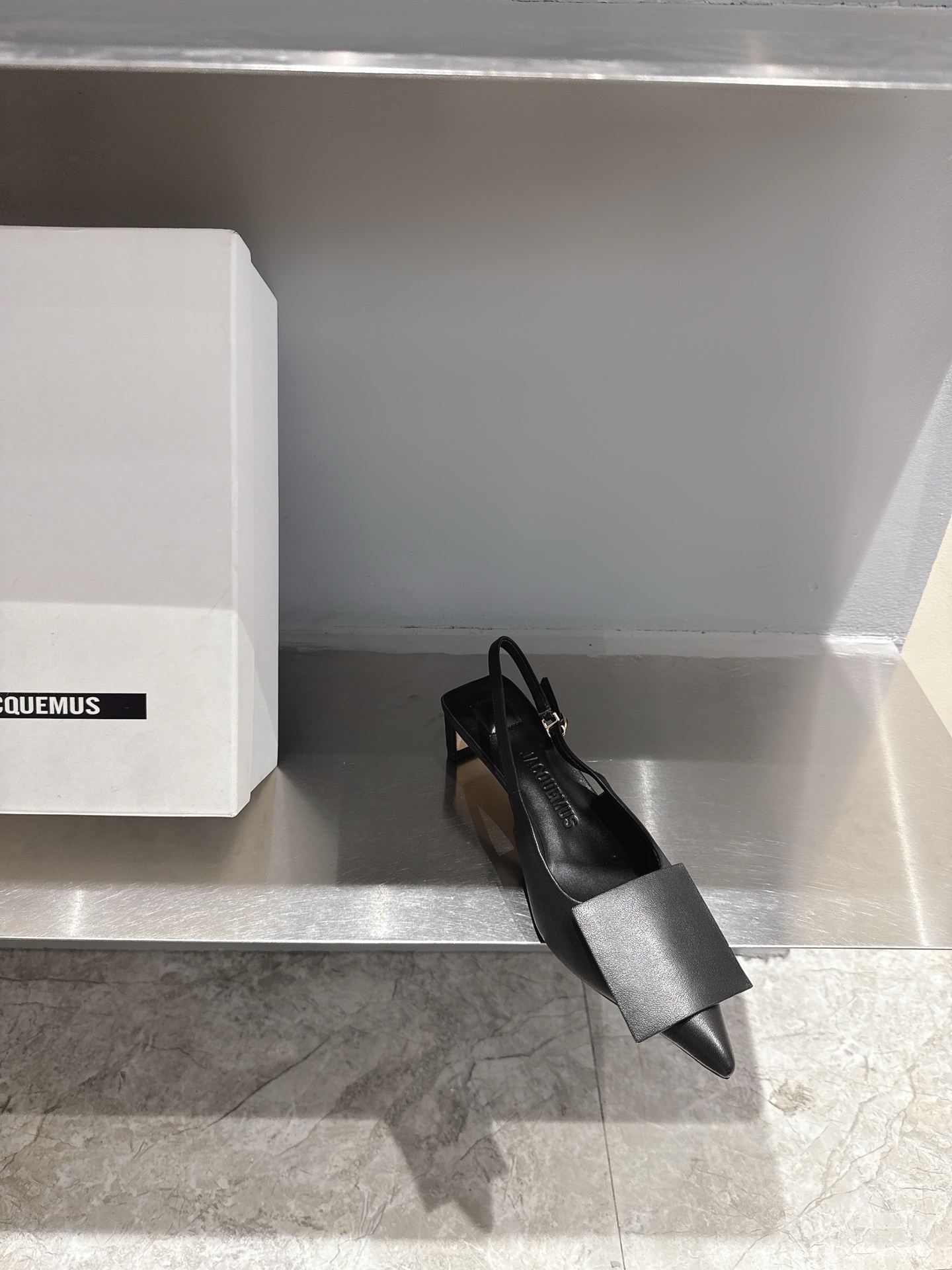 Unique Asymmetric Design: Jacquemus Pointy Sandals Collection Review - 图片 2