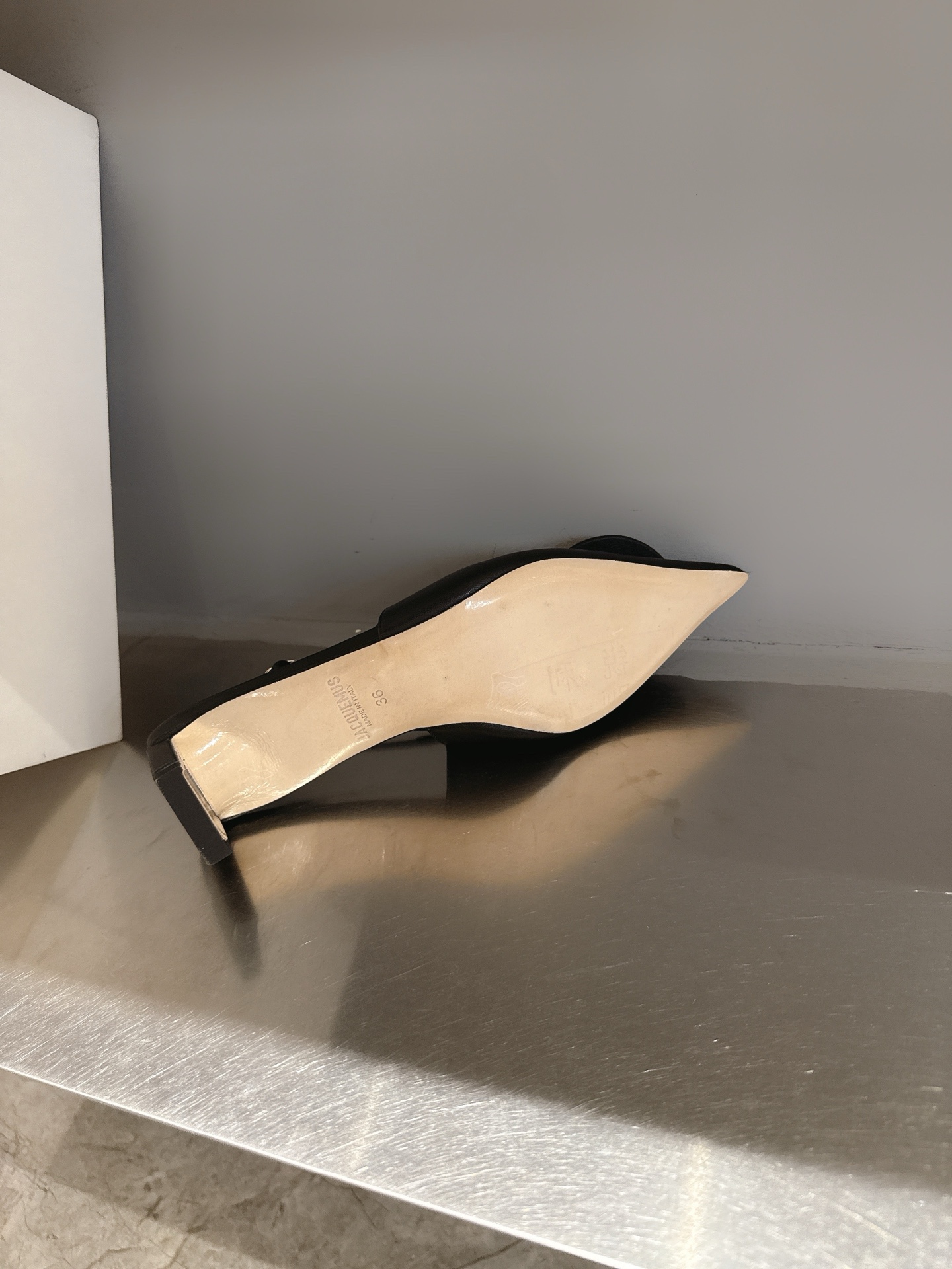 Unique Asymmetric Design: Jacquemus Pointy Sandals Collection Review - 图片 9