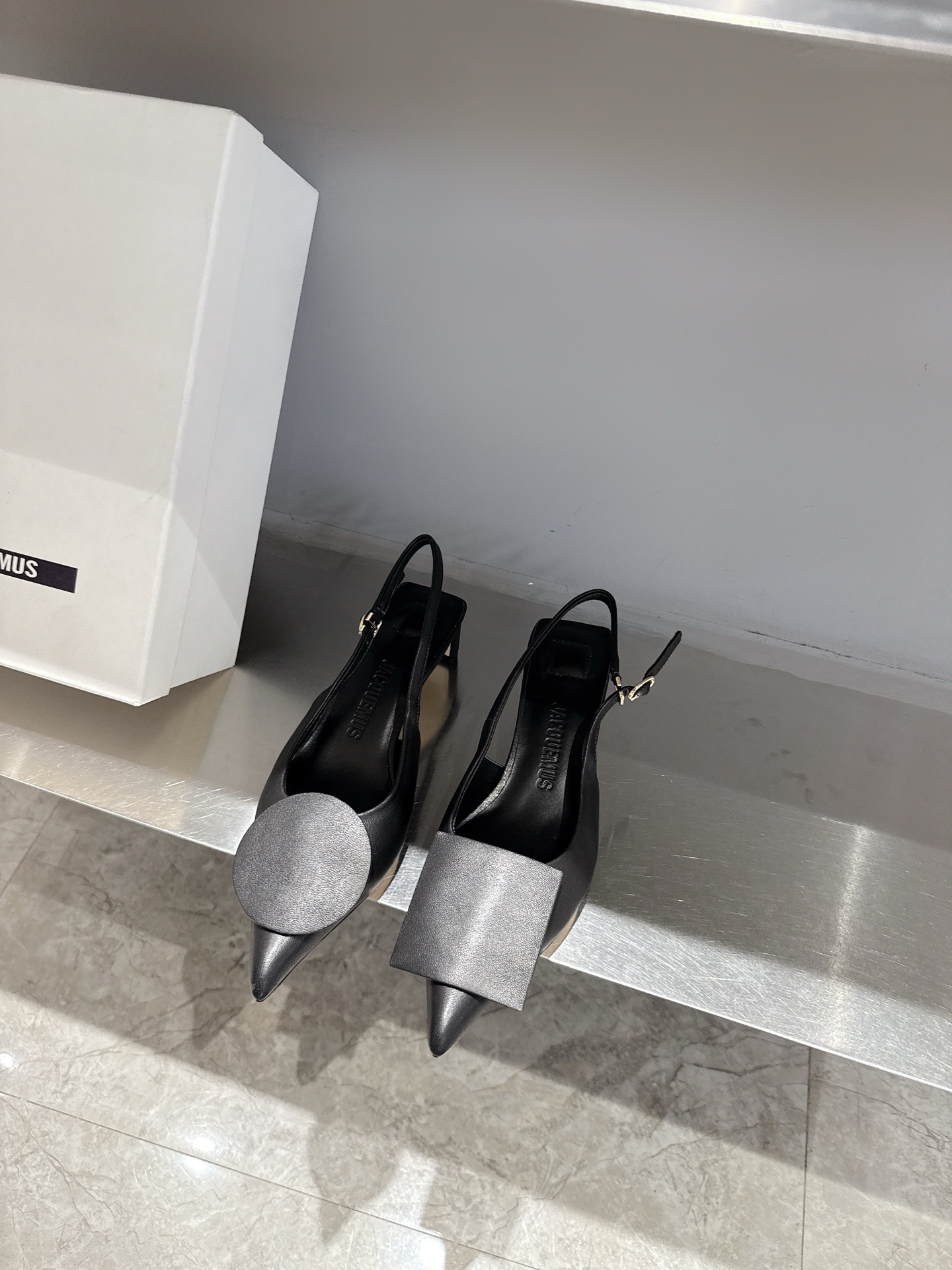 Unique Asymmetric Design: Jacquemus Pointy Sandals Collection Review - 图片 3