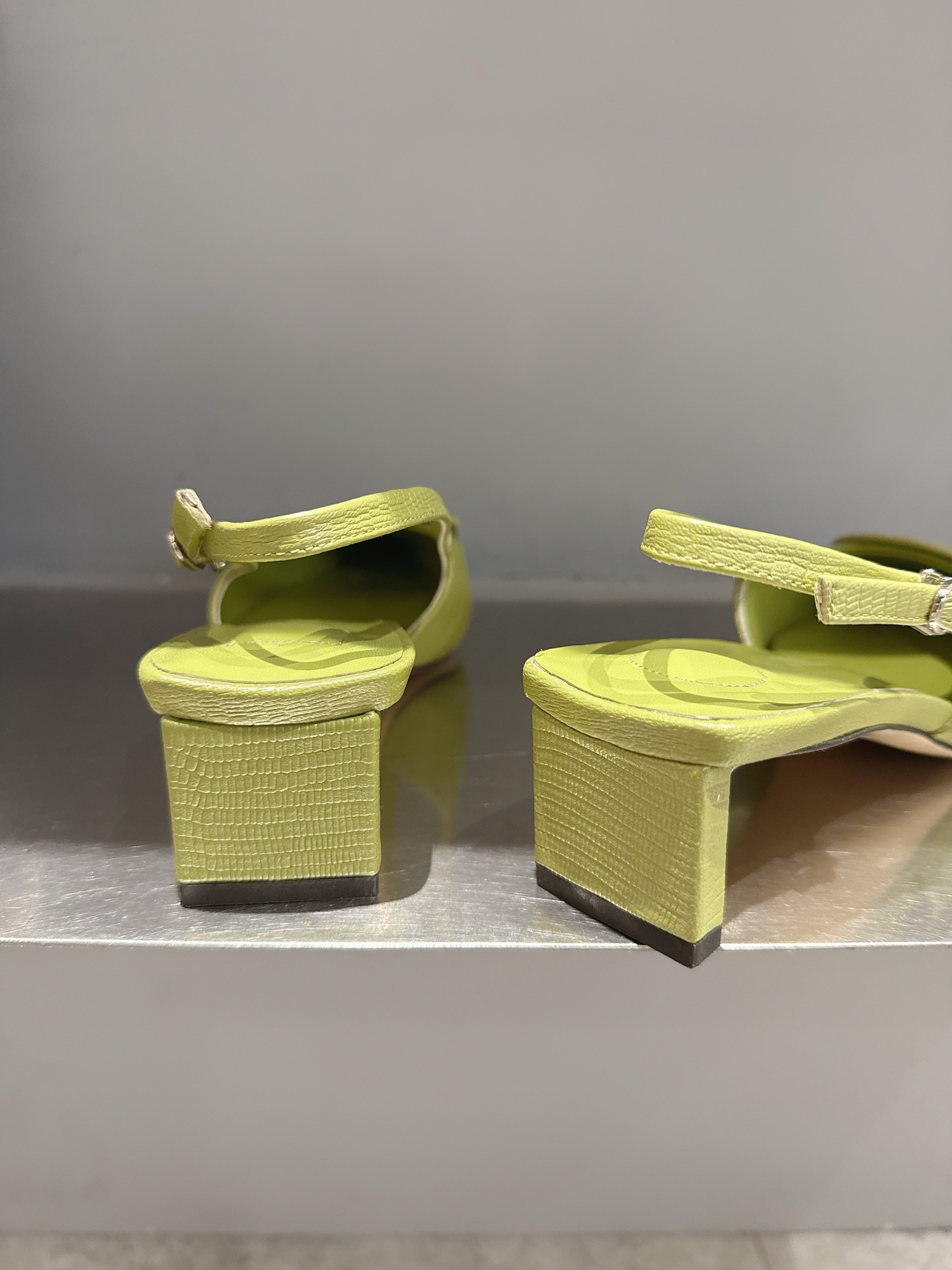 Unique Asymmetric Design: Jacquemus Pointy Sandals in Cowhide and Sheepskin - 图片 9