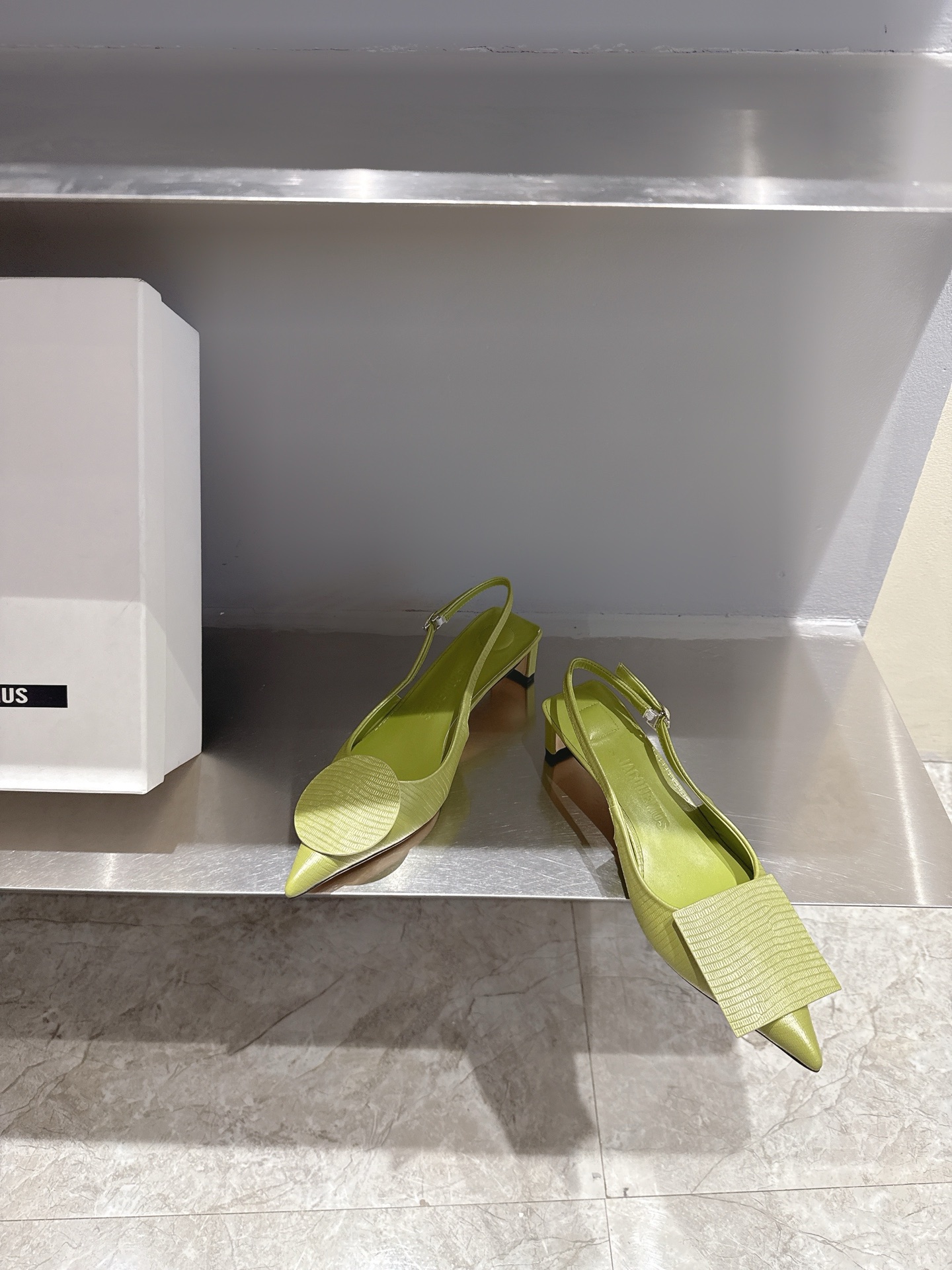 Unique Asymmetric Design: Jacquemus Pointy Sandals in Cowhide and Sheepskin - 图片 2