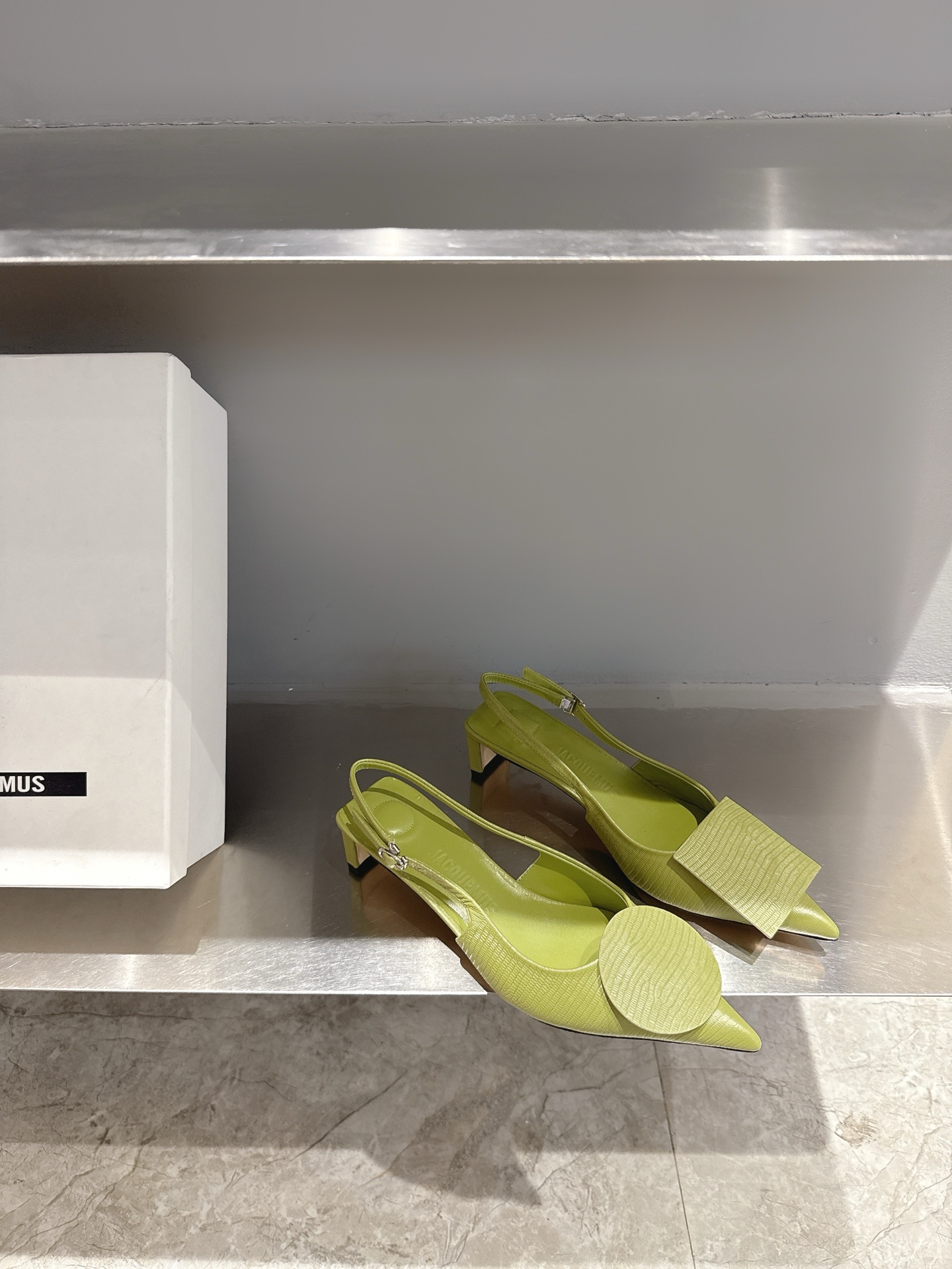 Unique Asymmetric Design: Jacquemus Pointy Sandals in Cowhide and Sheepskin - 图片 4