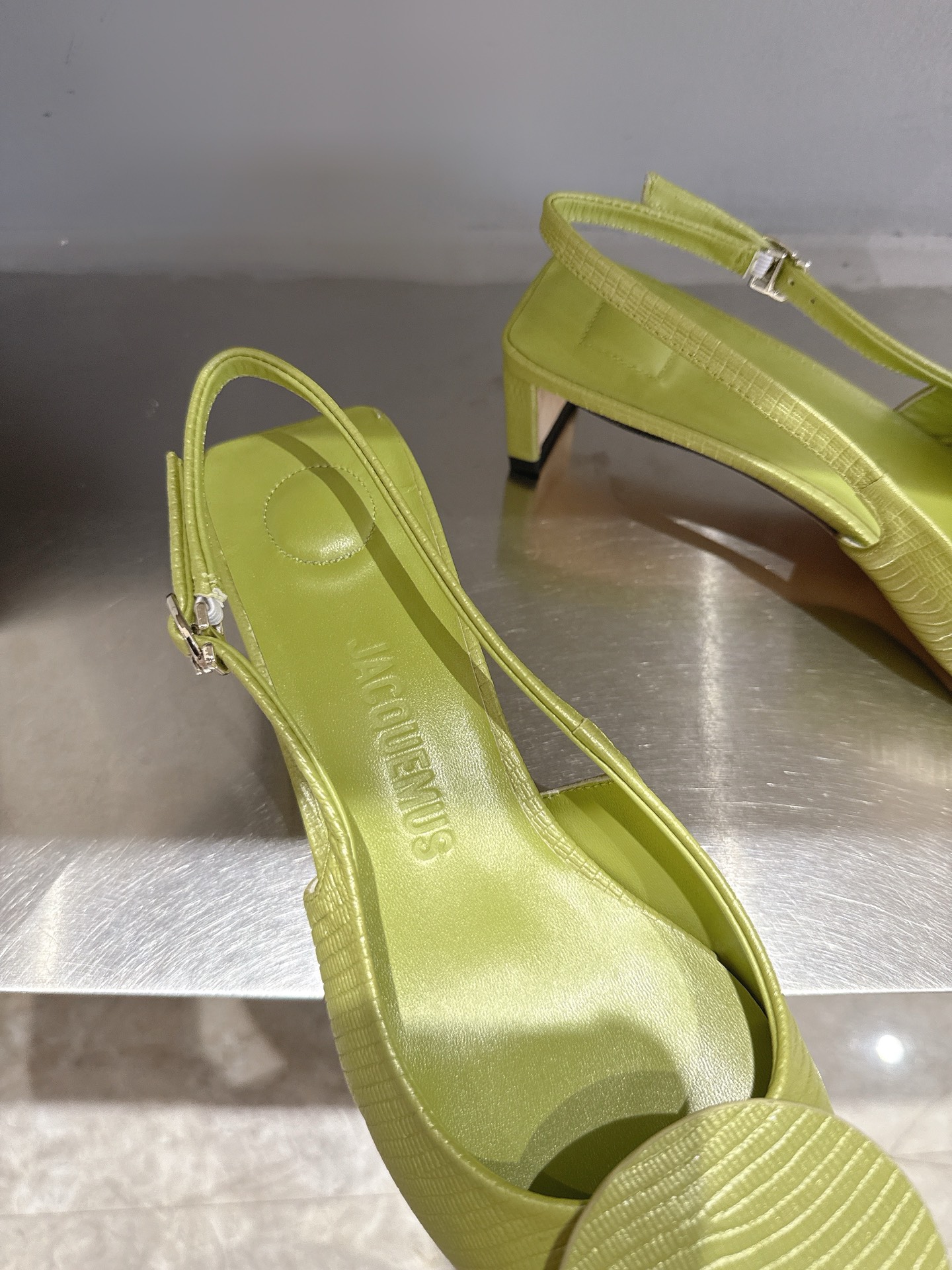 Unique Asymmetric Design: Jacquemus Pointy Sandals in Cowhide and Sheepskin - 图片 7
