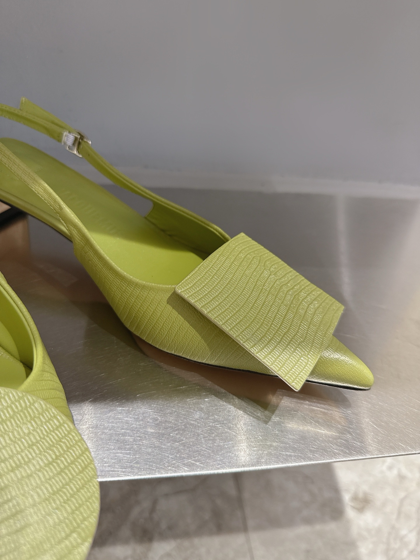 Unique Asymmetric Design: Jacquemus Pointy Sandals in Cowhide and Sheepskin - 图片 8