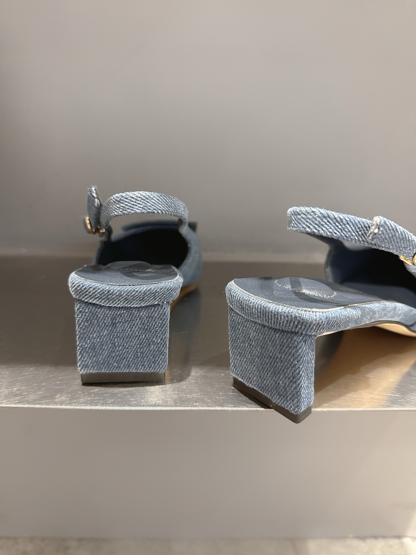 Fashionable Asymmetric Design Pointy Sandals by Jacquemus with Unique Details - 图片 8