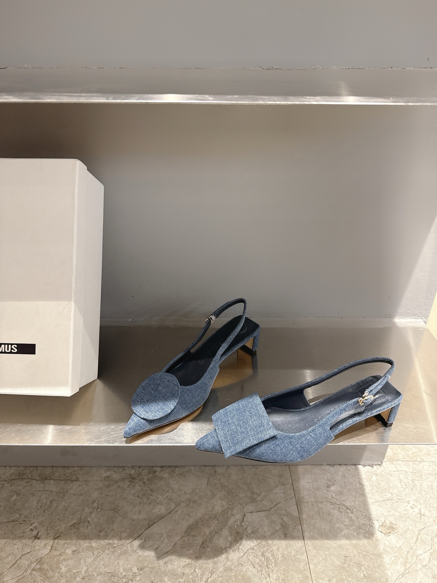 Fashionable Asymmetric Design Pointy Sandals by Jacquemus with Unique Details - 图片 3