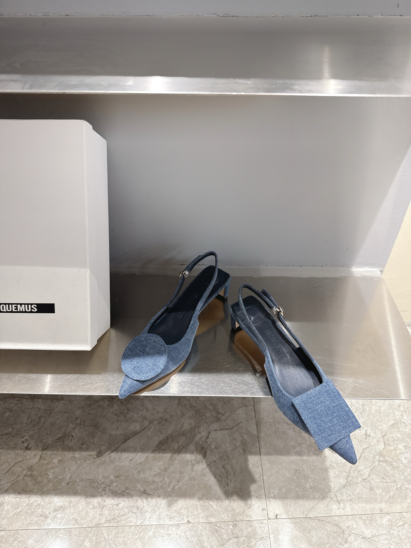 Fashionable Asymmetric Design Pointy Sandals by Jacquemus with Unique Details - 图片 2