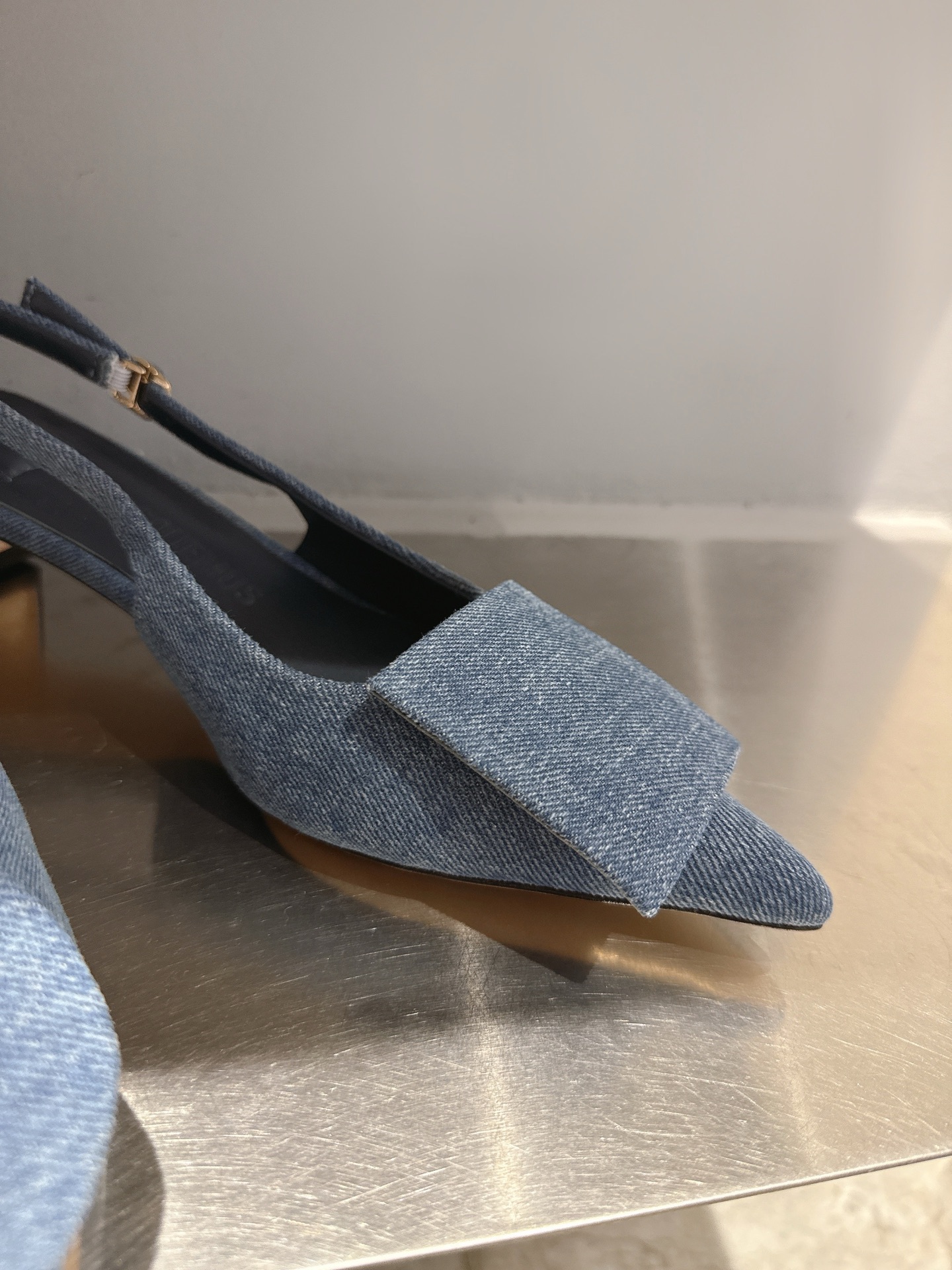 Fashionable Asymmetric Design Pointy Sandals by Jacquemus with Unique Details - 图片 7