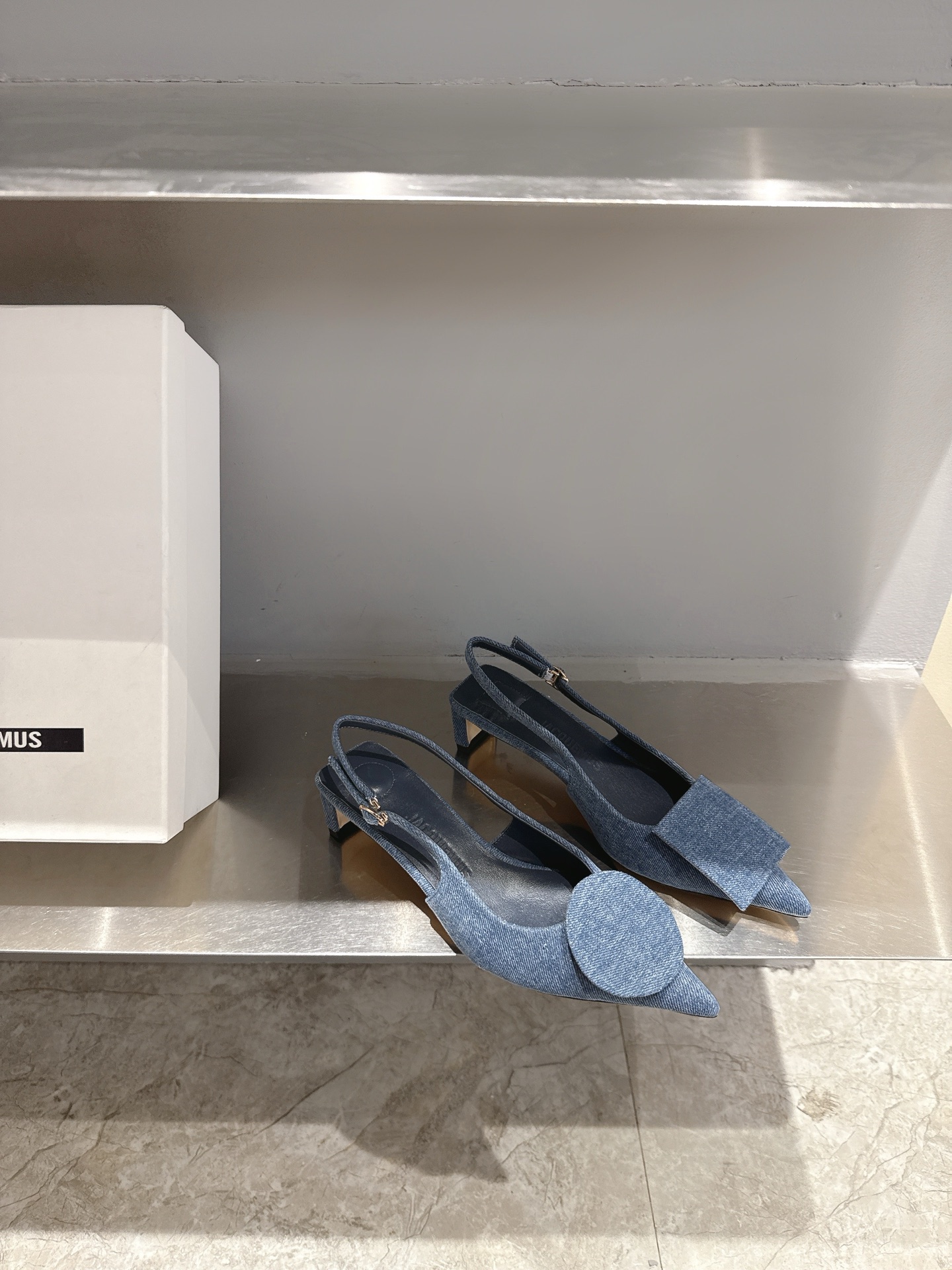 Fashionable Asymmetric Design Pointy Sandals by Jacquemus with Unique Details - 图片 4