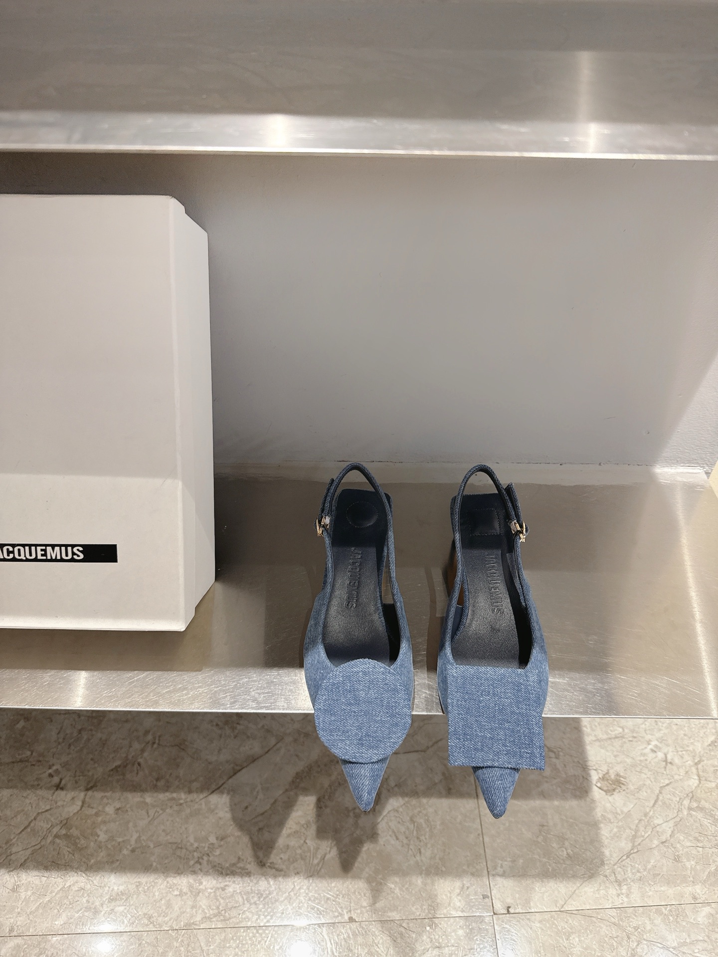 Fashionable Asymmetric Design Pointy Sandals by Jacquemus with Unique Details - 图片 1